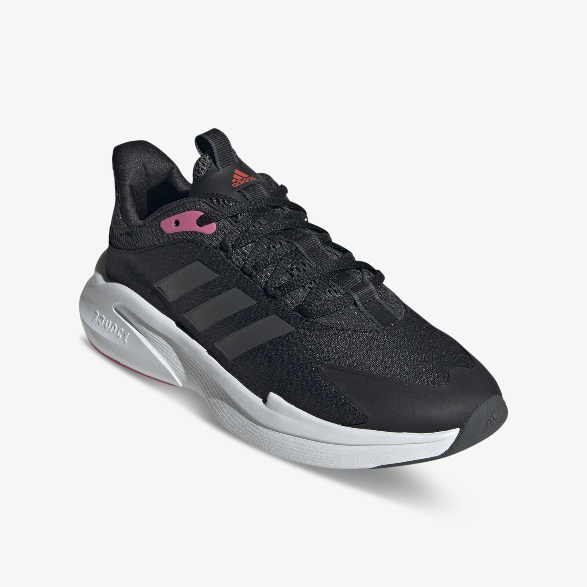 Schwarzer adidas Sneaker mit markantem Design und grauer Sohle. Ideal für sportliche Aktivitäten.