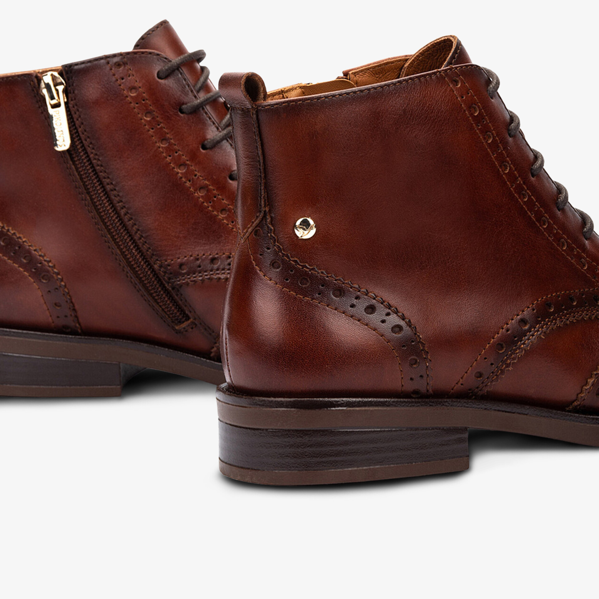 Hochwertiger brauner Lederschuh mit seitlichem Reißverschluss und feinen Nahtdetails, elegant und langlebig