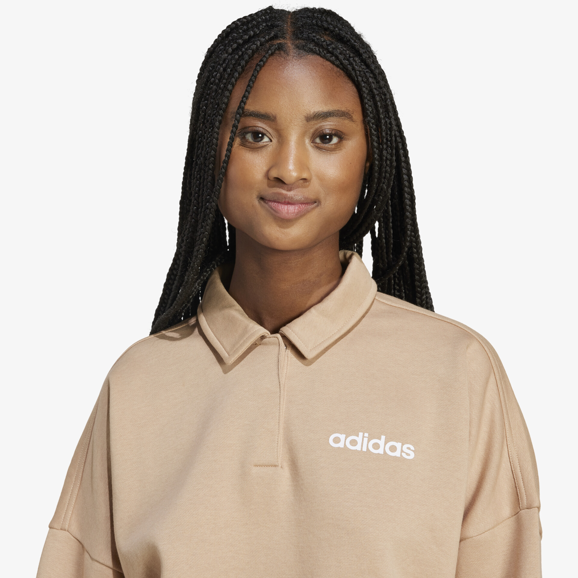 Beiges adidas Polo-Shirt in Frontansicht, sportlich und komfortabel mit klassischem, stilvollem Design