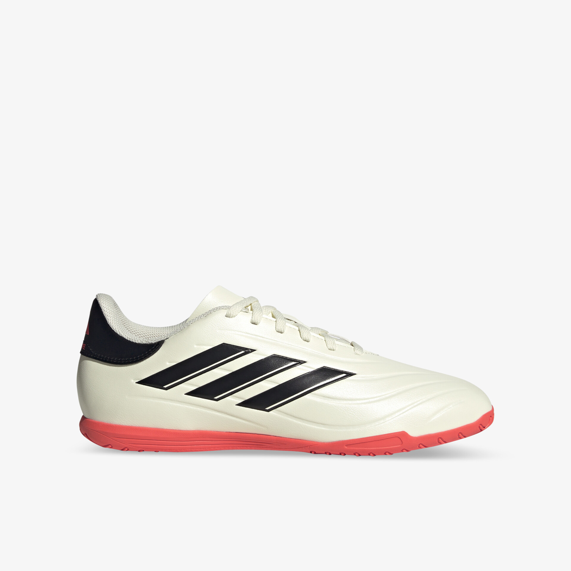 Leichter Indoor-Sportschuh mit rutschfester Sohle, atmungsaktivem Material und robustem Design in Weiß, Schwarz und Rot