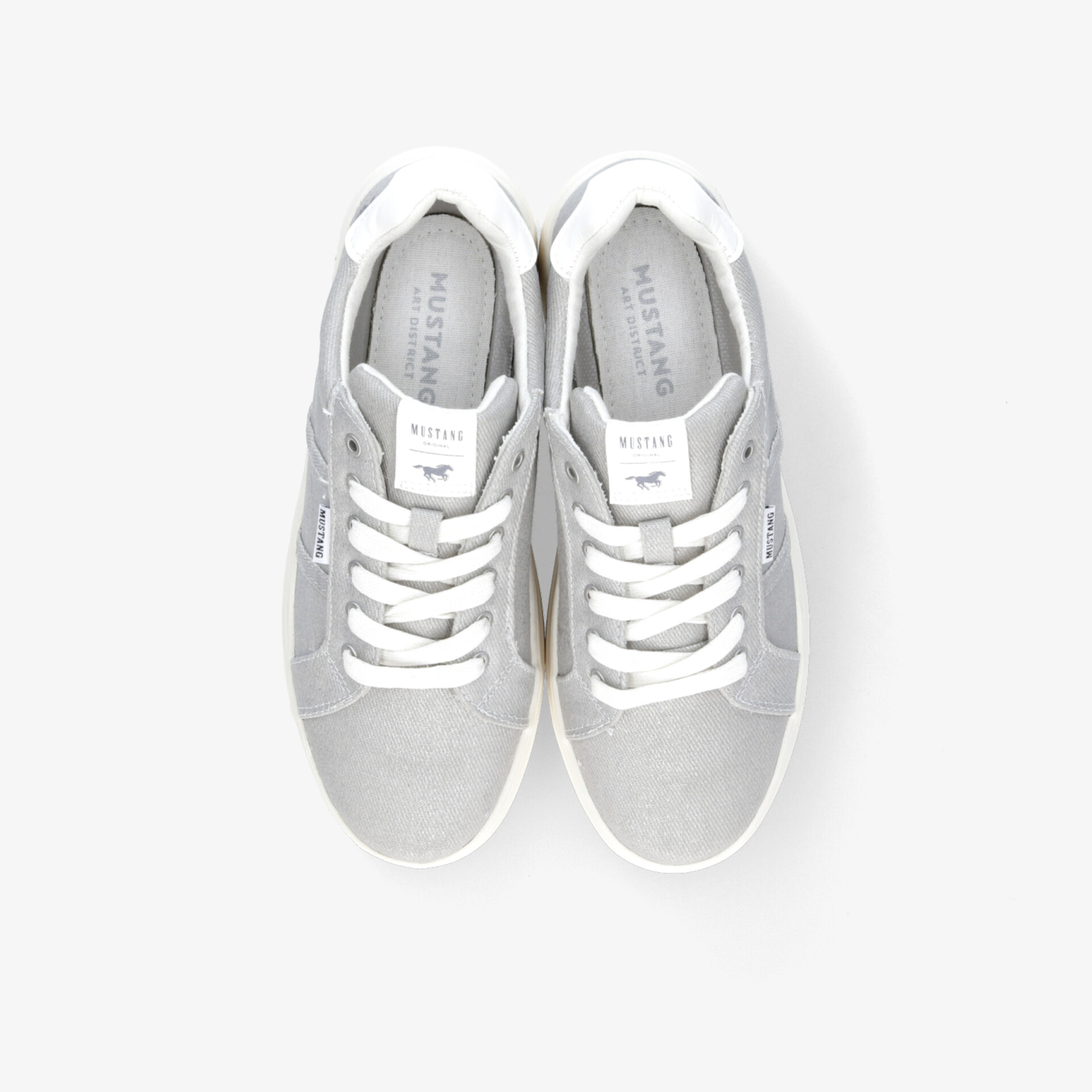 Moderner grauer Sportschuh mit weißen Akzenten, langlebig und komfortabel, Draufsicht auf das Paar