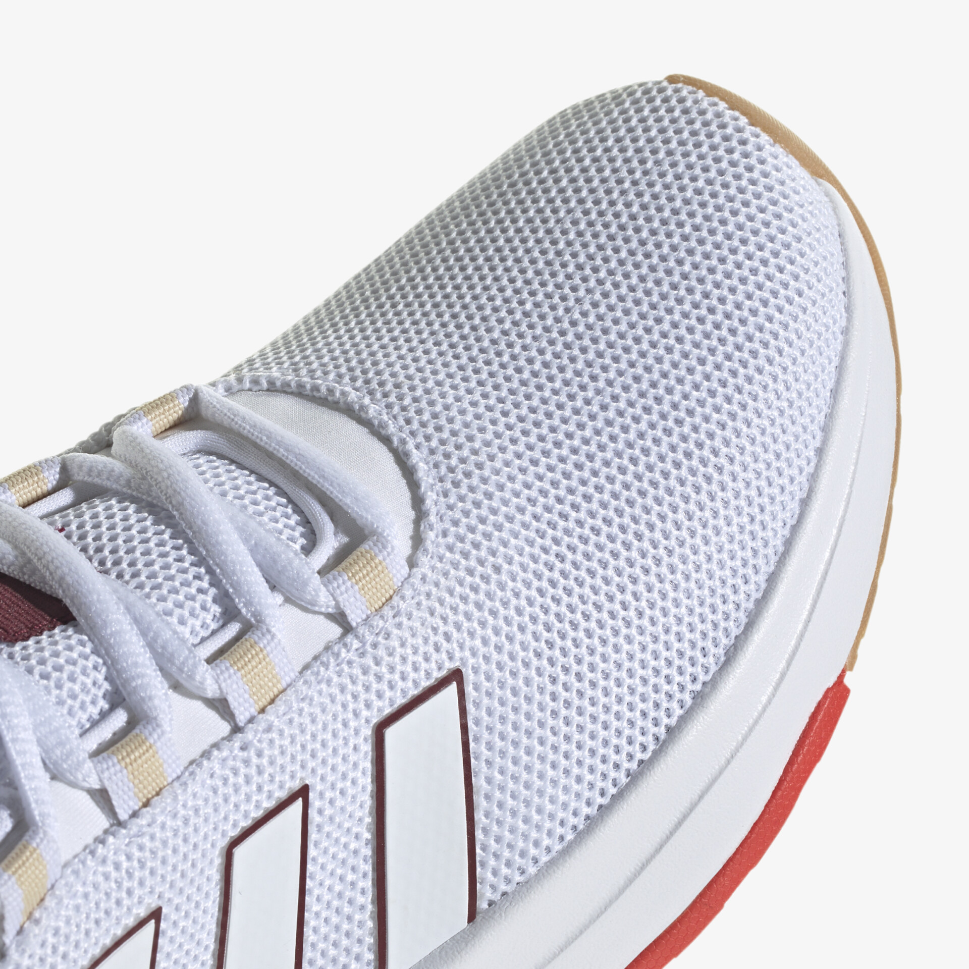 Moderner Sportschuh mit atmungsaktivem Mesh und strapazierfähiger Sohle für optimalen Komfort beim Training.