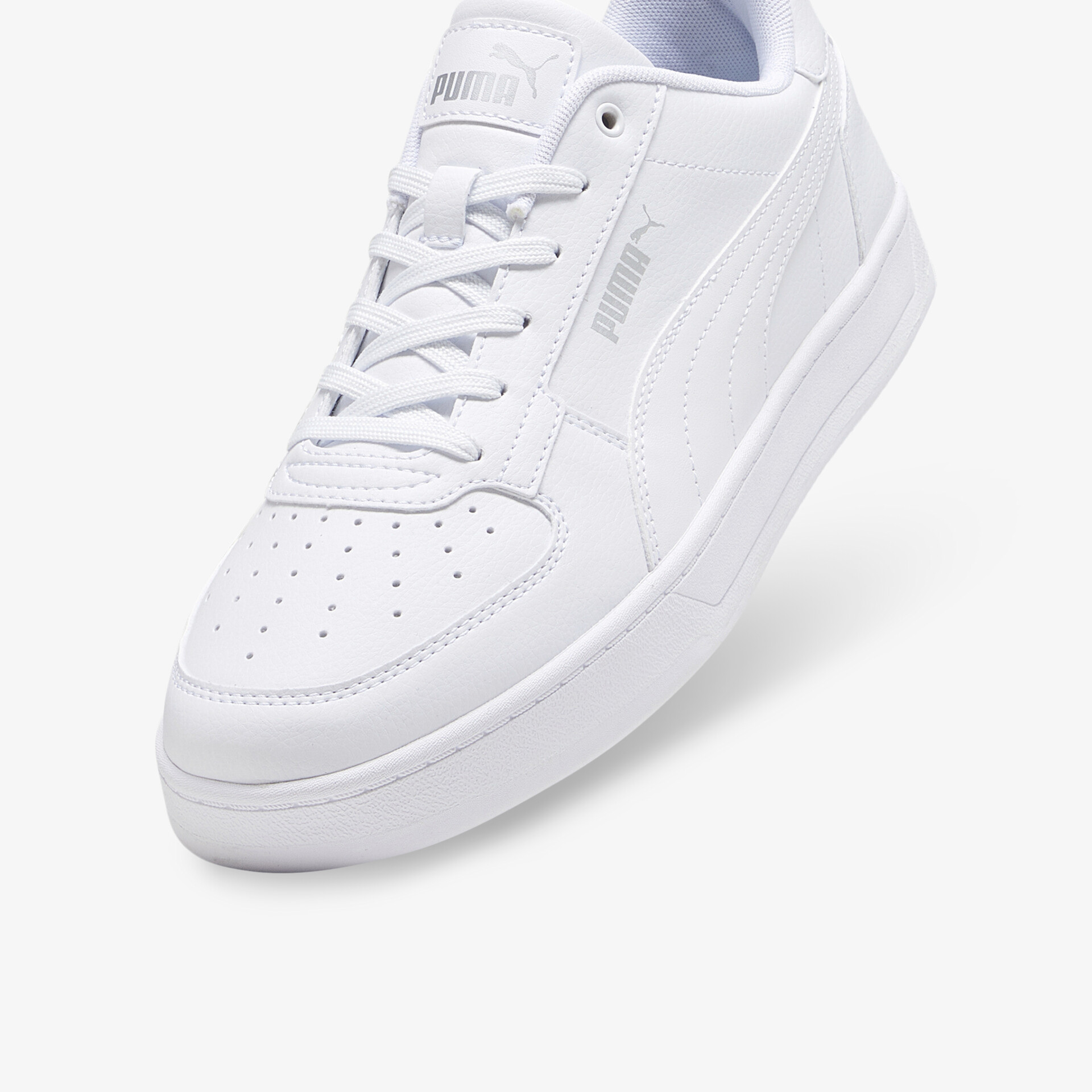 Weißer Sneaker in schräger Frontansicht mit sauberem Design und komfortabler Polsterung sichtbar