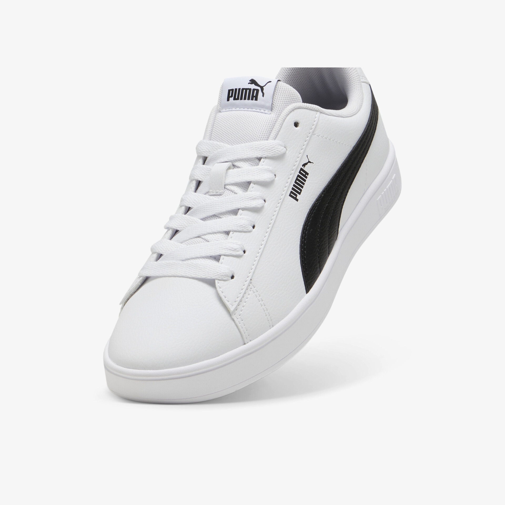 Weißer Puma Sneaker mit modernem Design, bequemer Passform und sportlicher Optik, seitlich mit Schnürung