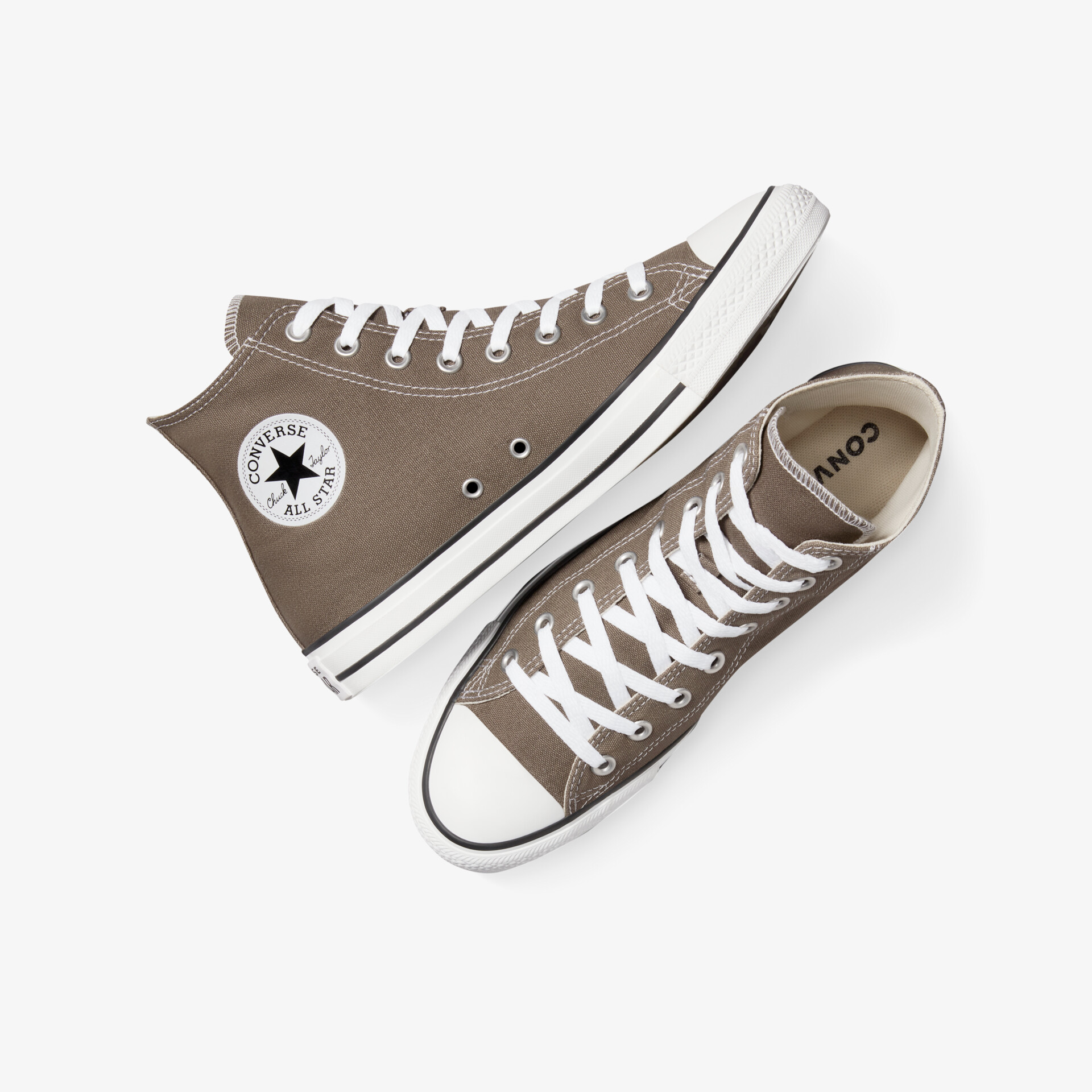 Beiges Chuck Taylor High Top Sneaker-Paar mit klassischem Design und langlebiger Gummisohle, bequem und modisch