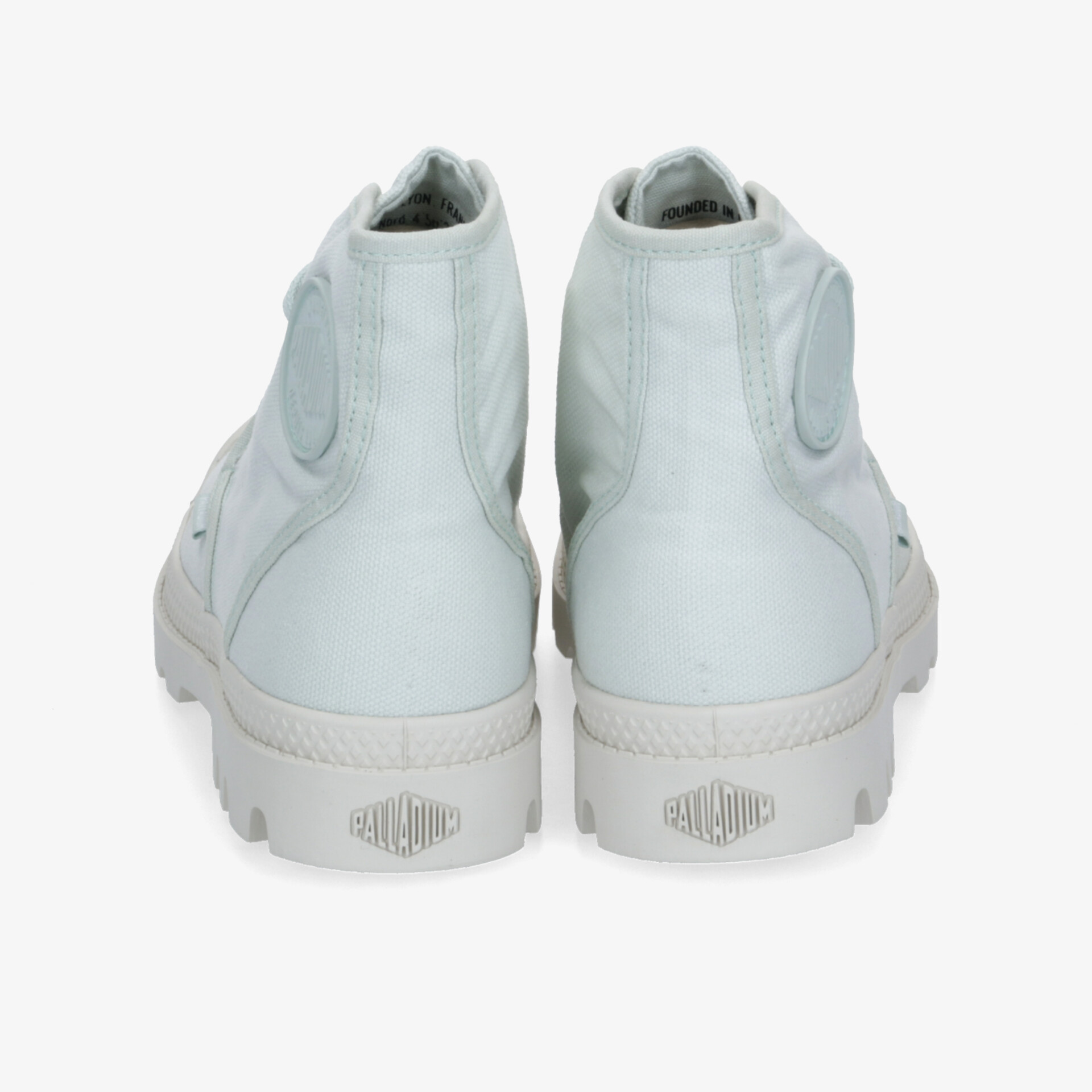 Weißer robuster Schuh mit gepolstertem Innenfutter und rutschfester Sohle, ideal für sicheren Halt und Komfort