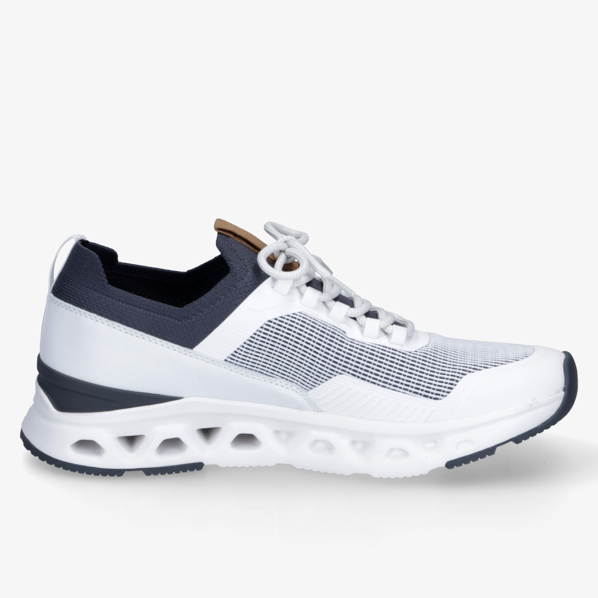 Moderner weißer Laufschuh mit atmungsaktivem Mesh, stoßdämpfender Sohle und bequemer Passform seitlich gezeigt