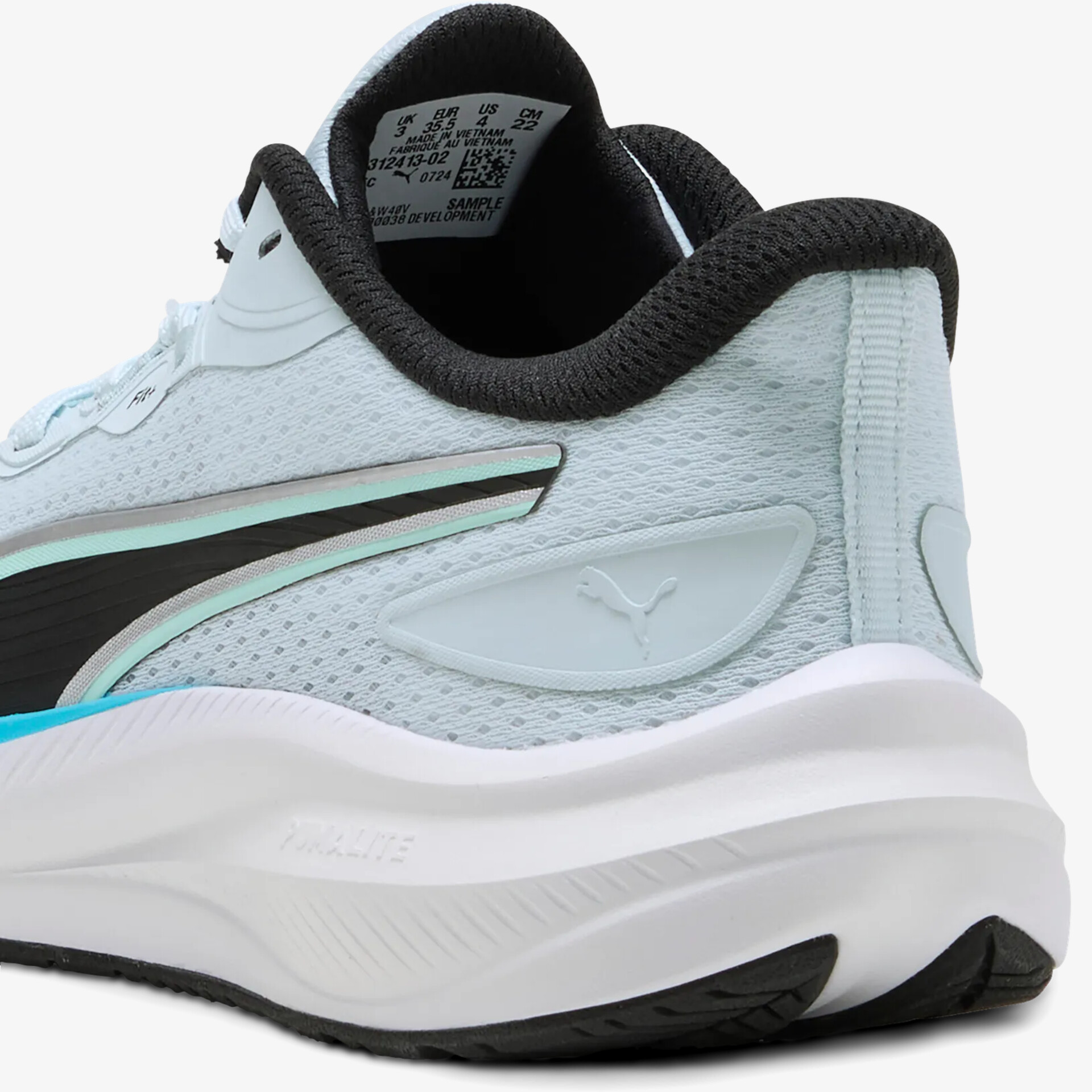 Moderner Sportschuh mit gepolstertem Fersenbereich und rutschfester Sohle in dezenter Farbgebung