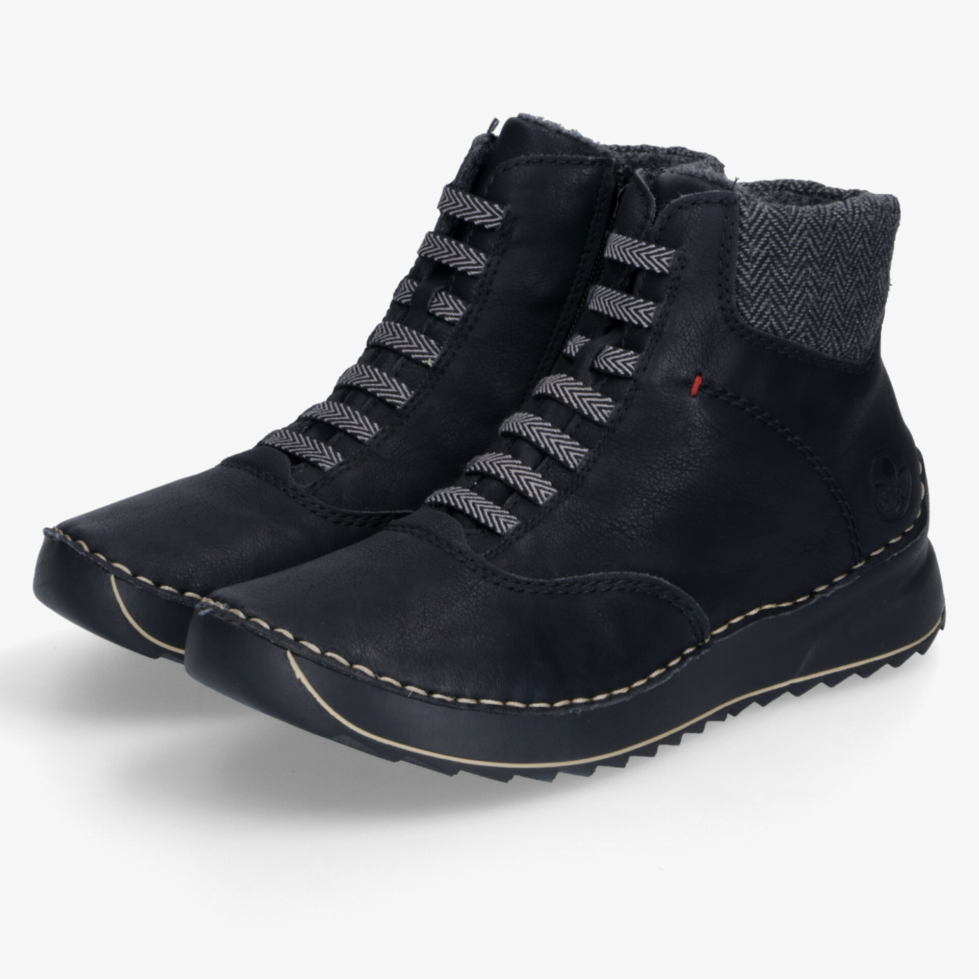 Schwarze warme und bequeme Schuhe mit robuster Gummisohle und schnürbarer Vorderseite in schräger Frontansicht