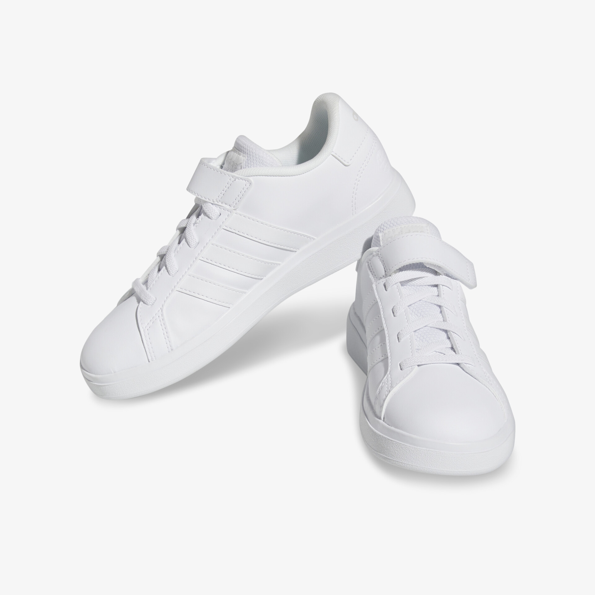 Weißes Sneaker-Paar in schräger Frontansicht, sportlich und bequem mit robustem Design und Schnürverschluss