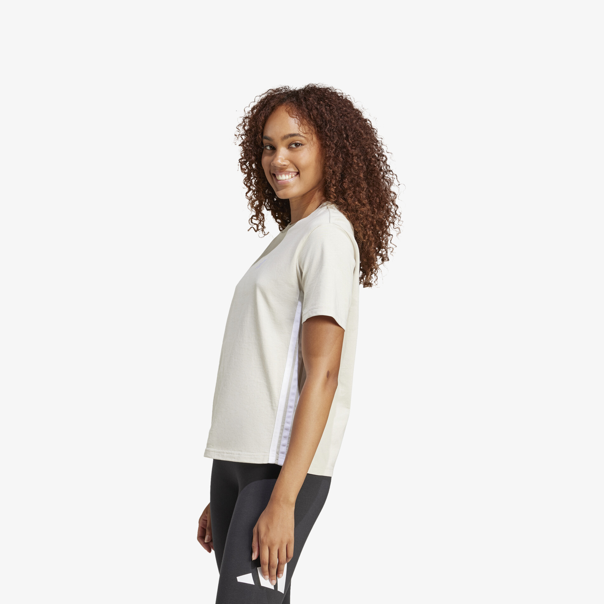 Leichtes graues Kurzarmshirt seitlich getragen, komfortabel und modern gestaltet für vielseitigen Alltag