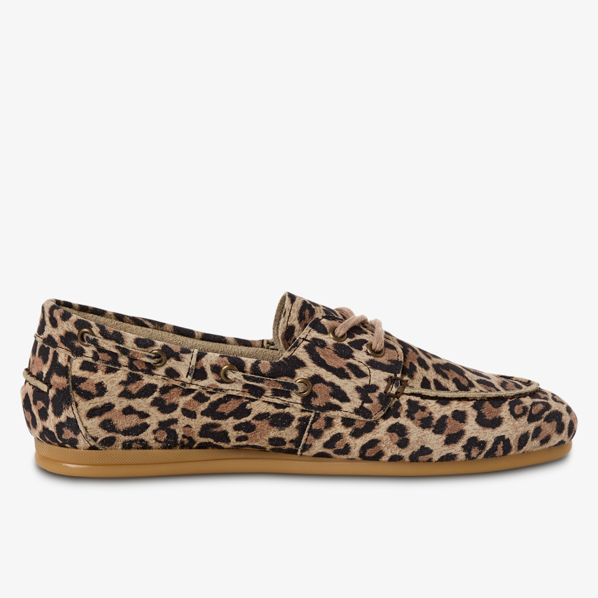Seitliche Ansicht eines bequemen Wildleder-Loafers mit trendigem Leopardenmuster und rutschfester Sohle