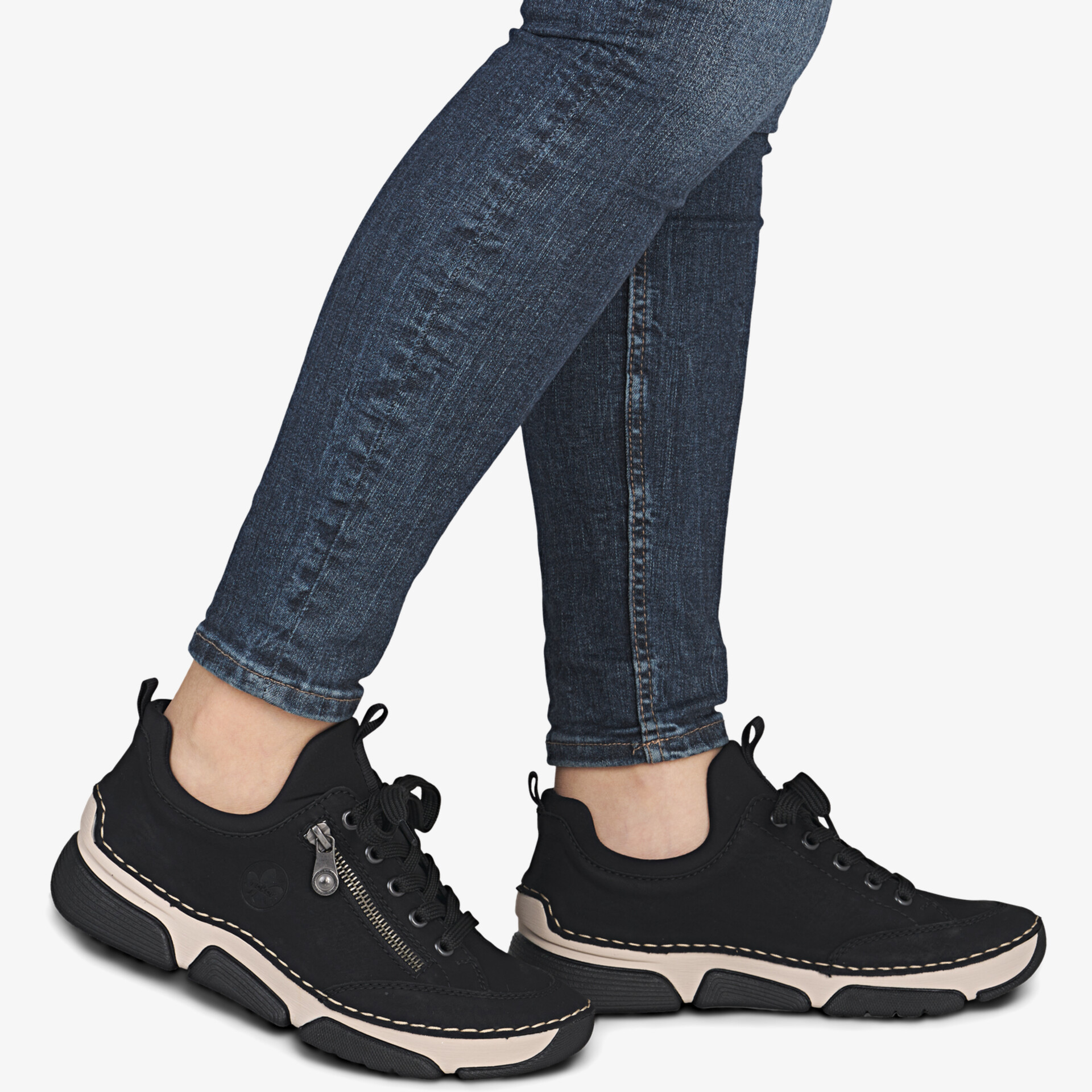 Schwarze Sneaker mit beiger Sohle, sportliches Design, sichtbarer Reißverschluss-Detail, rutschfeste Sohle.