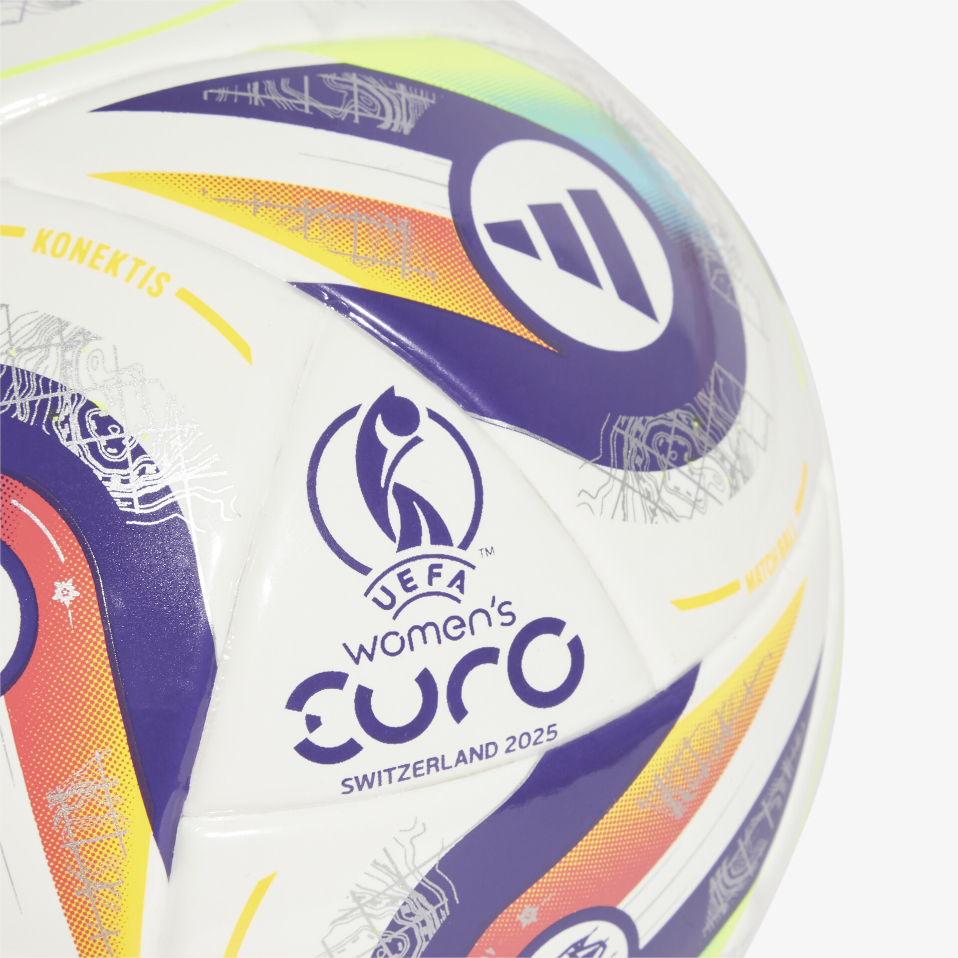 Detailaufnahme des UEFA Women’s Euro Fußball mit klarer Logoansicht und dynamischem Farbmuster für optimale Ballkontrolle