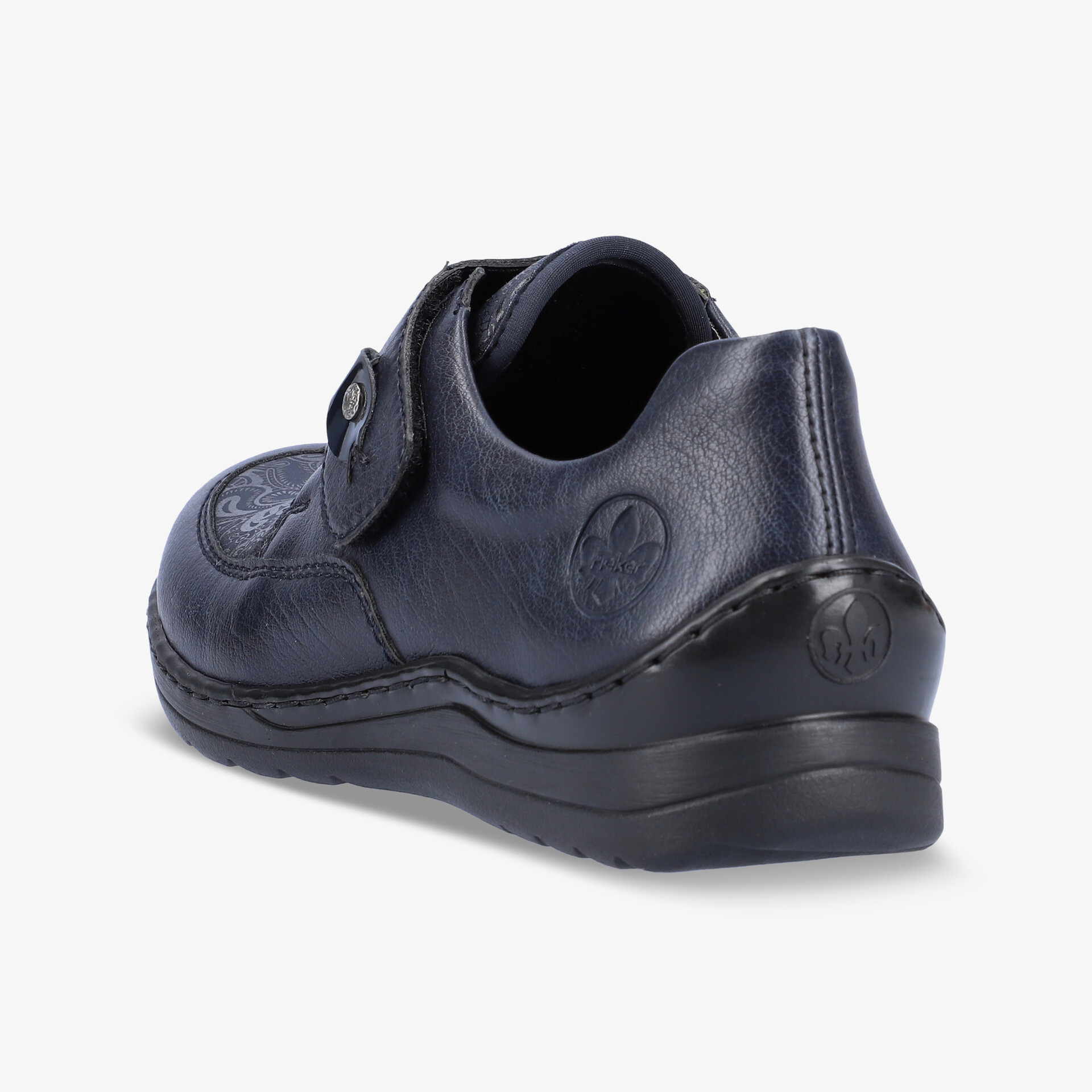 Komfortabler Schuh in schräger Rückansicht mit strapazierfähiger Sohle und praktischem Klettverschluss