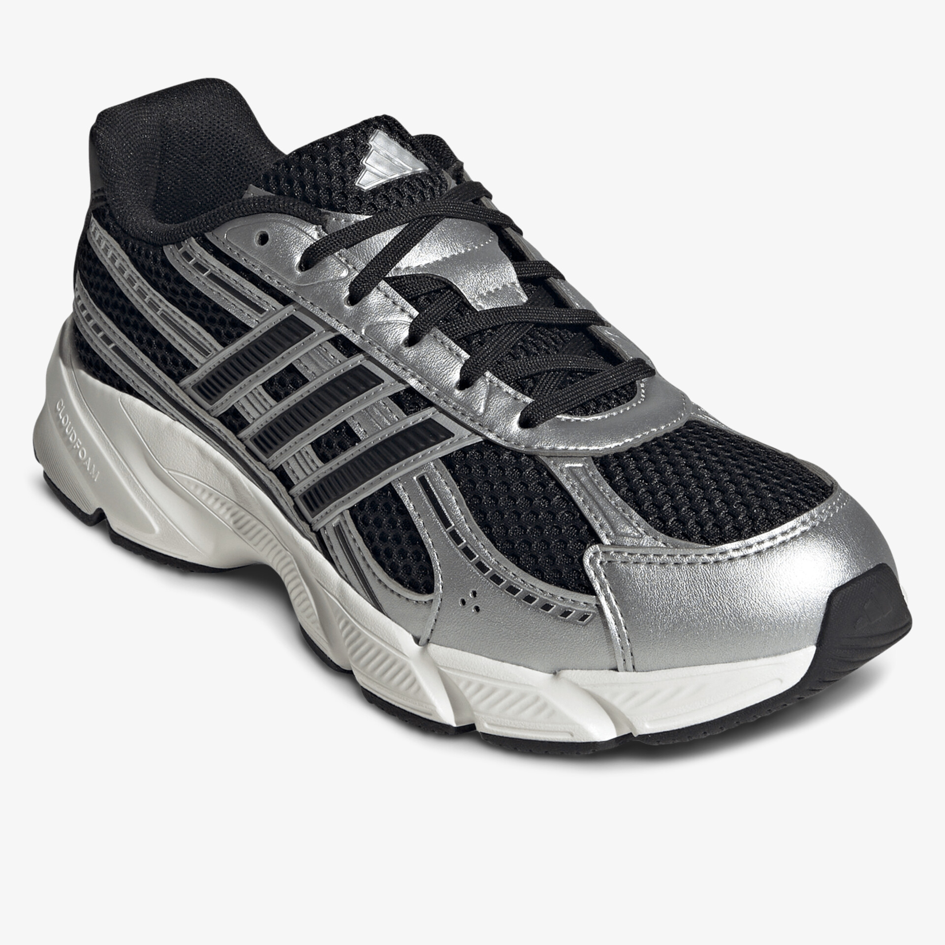 Schwarzer und silberner Sportschuh mit robustem Profil und atmungsaktivem Material, bequeme Passform