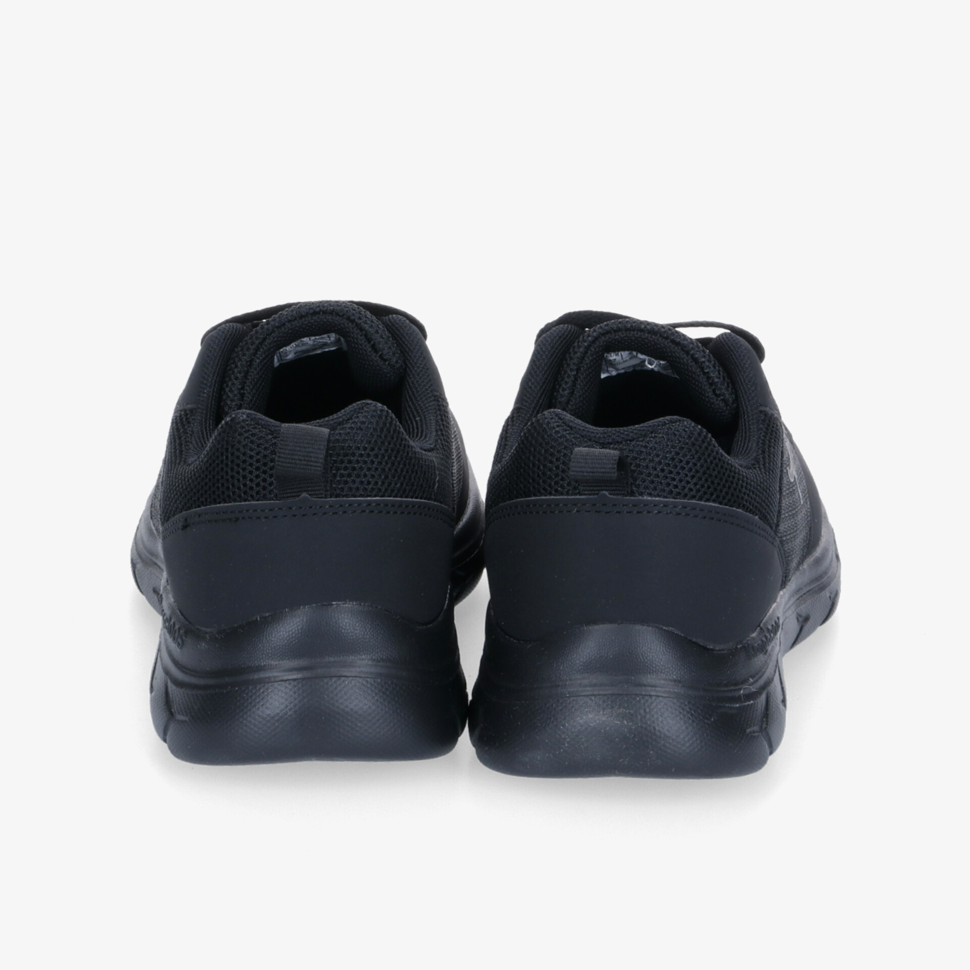 Schwarze Sportschuhe mit komfortabler Passform und rutschfester Sohle, ideal für den täglichen Gebrauch.