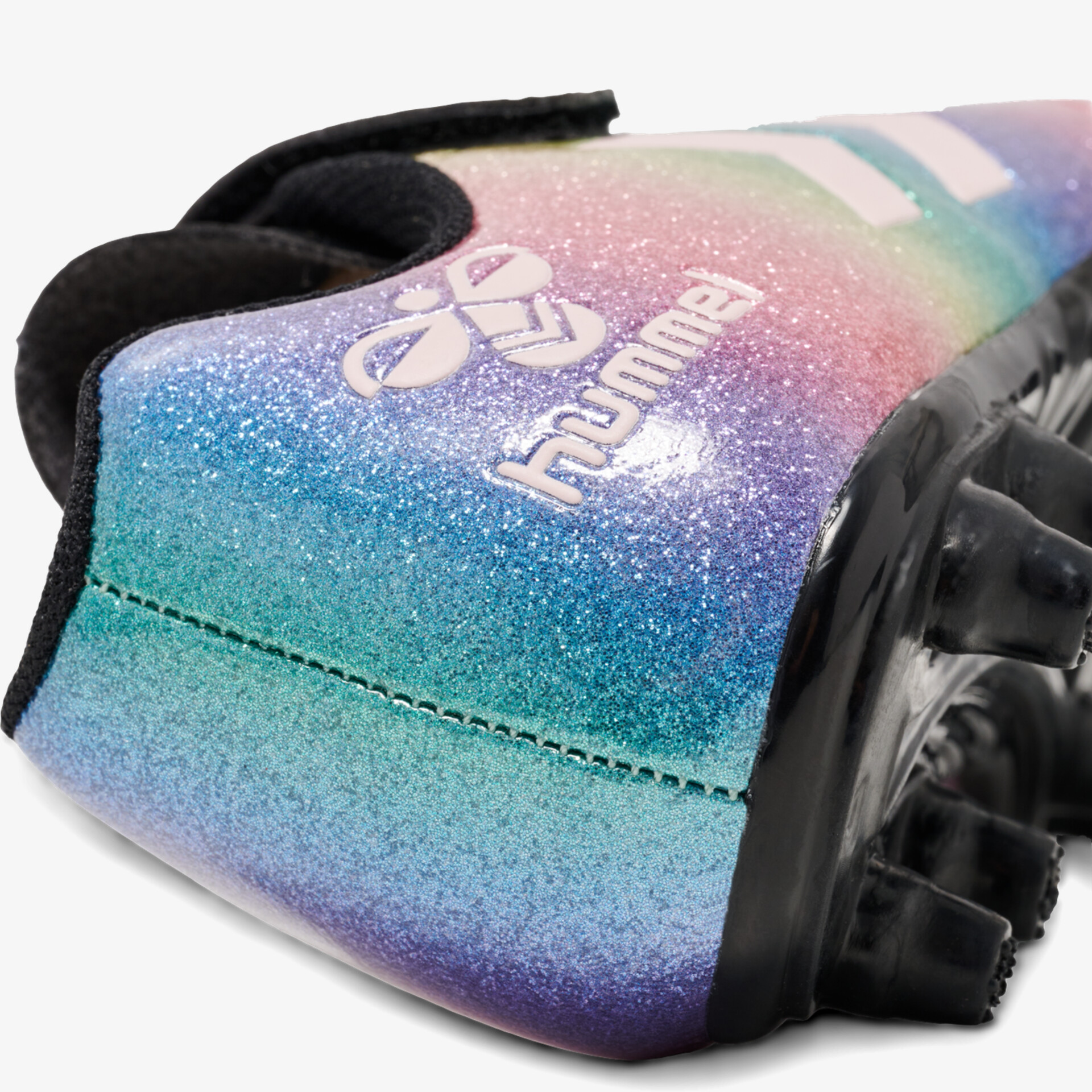 Glänzender mehrfarbiger Schuh mit moderner Optik und hochwertiger Verarbeitung als Detailaufnahme