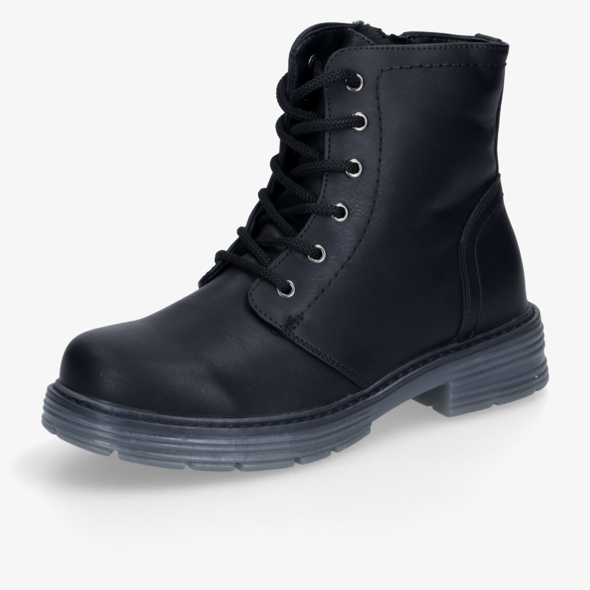 Schwarzer robuster Schnürstiefel mit rutschfester Sohle und bequemem Design in schräger Vorderansicht