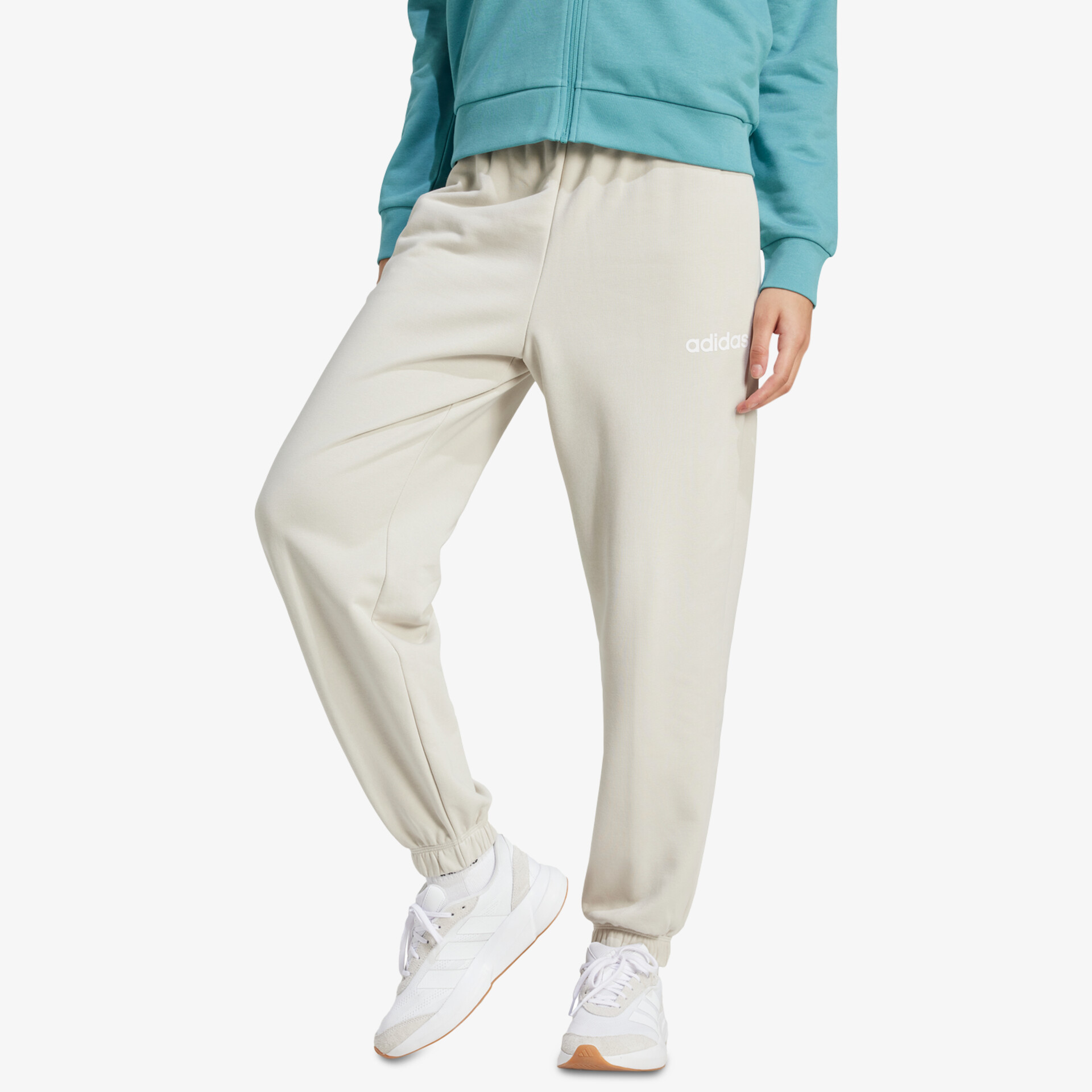 Bequeme beige Jogginghose mit elastischem Bund und weichem Material lässig getragen