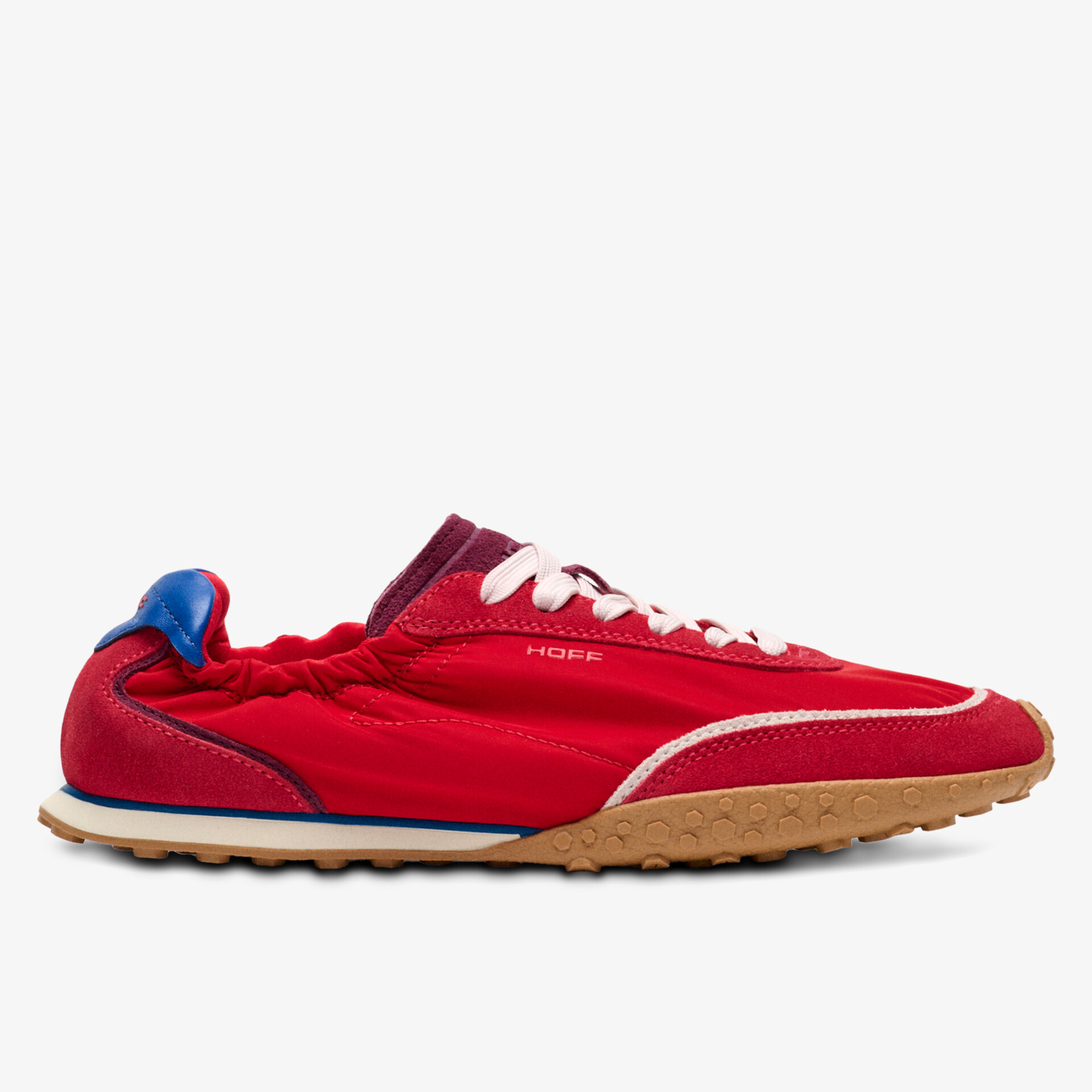 Roter leichter Sneaker mit weißer Schnürung und rutschfester Gummisohle in klarer Seitenansicht