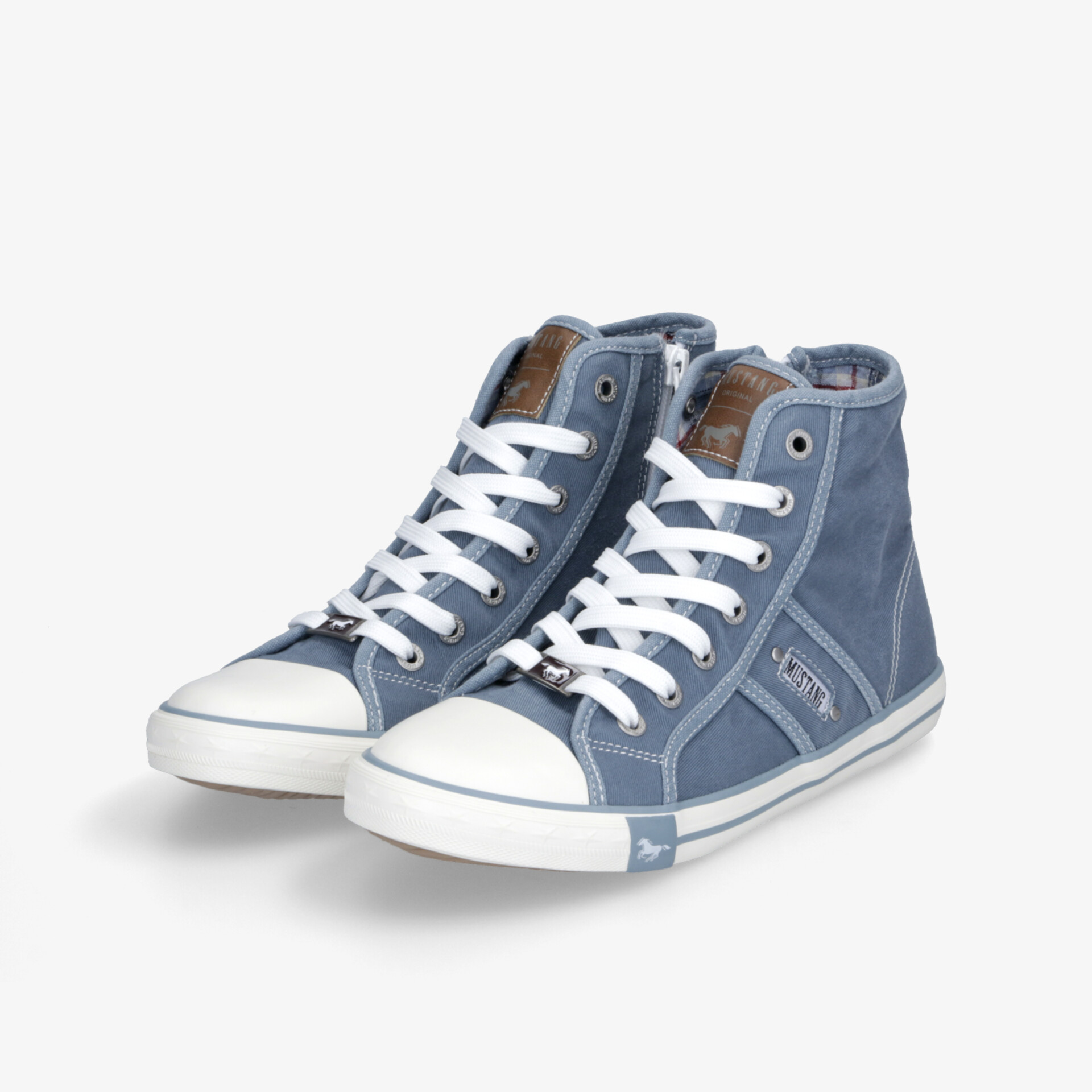 Blaue hohe Sneaker mit weißen Schnürsenkeln, robuster Sohle und modernem Design als Paar präsentiert