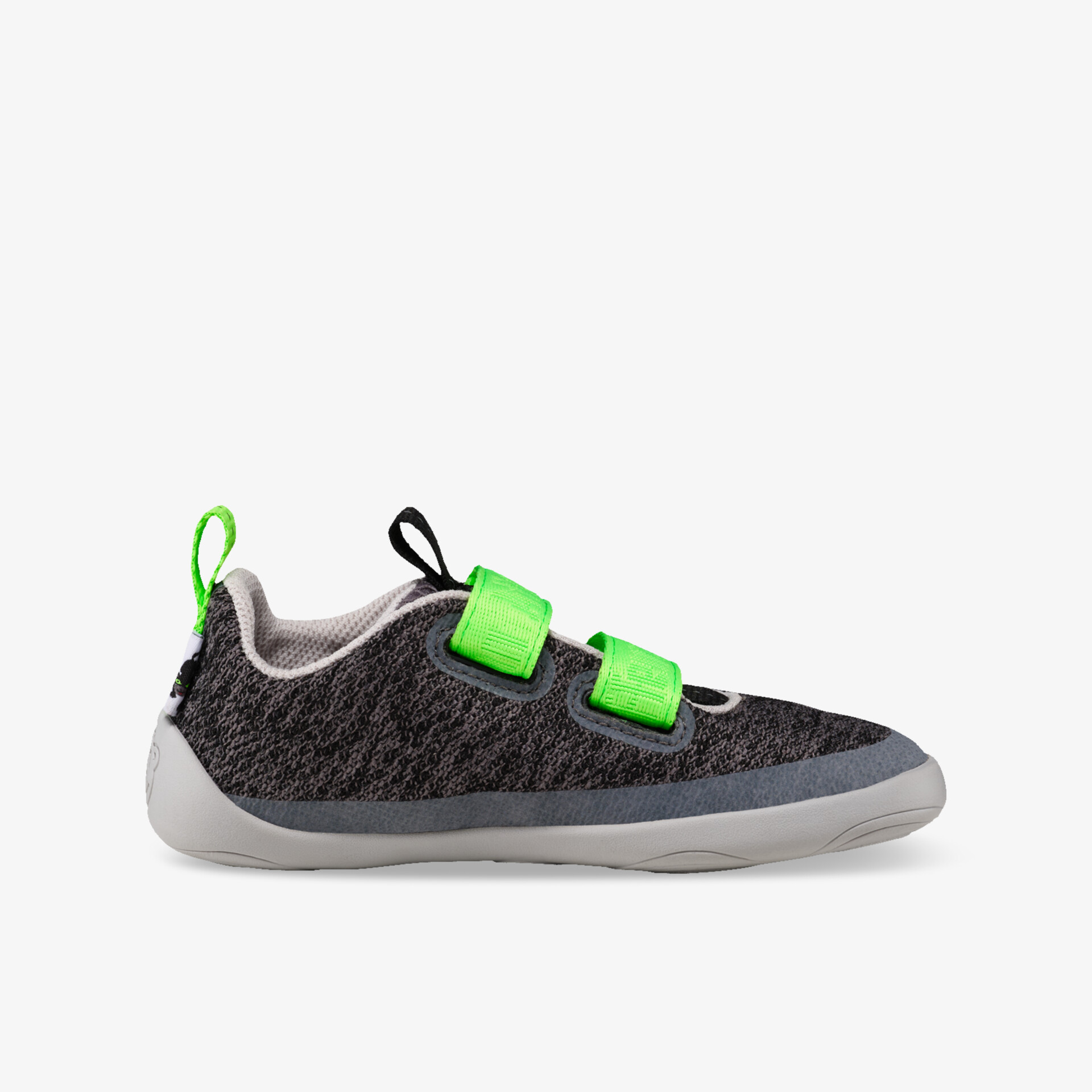 Leichter grauer Freizeitschuh mit grünem Klettverschluss und flexibler Sohle, sportliches und komfortables Design