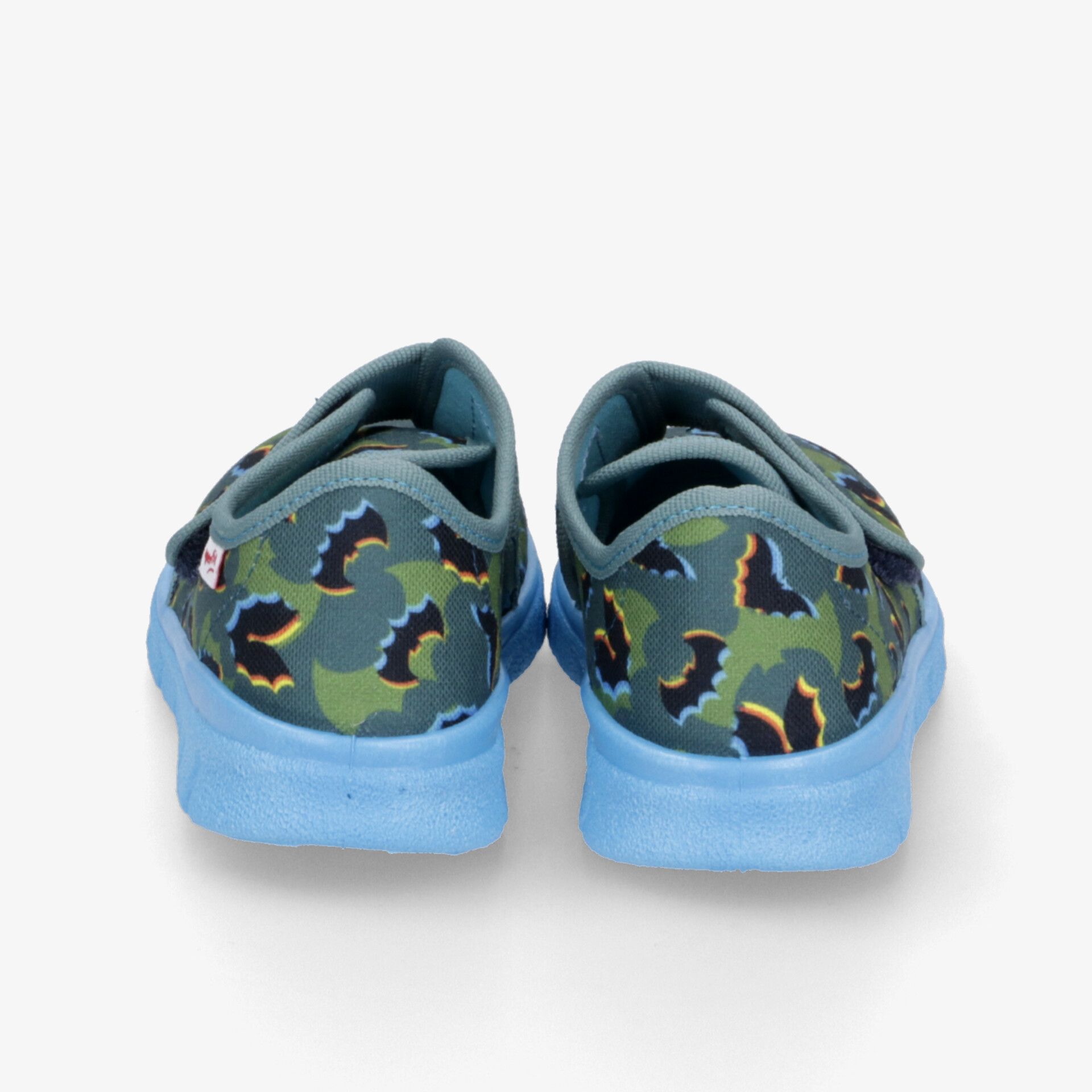 Rückansicht bunter Kinderschuhe mit blauem Sohlenrand und flexiblem, komfortablem Material