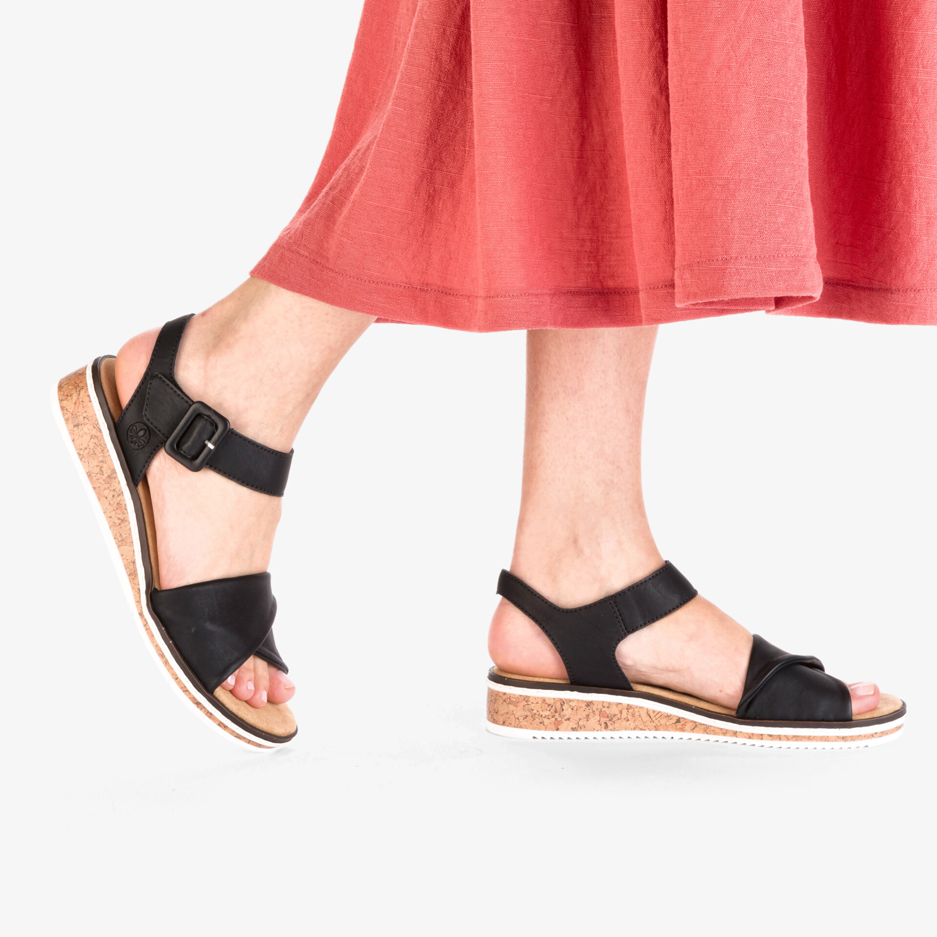 Bequeme schwarze Sandale mit verstellbarem Riemen und Kork-Optik Sohle, seitlich am Fuß getragen, federleicht und rutschfest