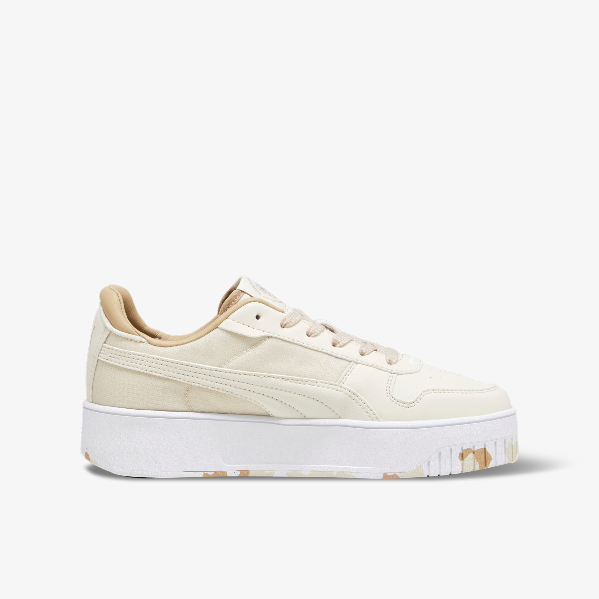 Eleganter weißer Sneaker mit Plateausohle und dezentem Design, ideal für vielseitige stylische Looks.