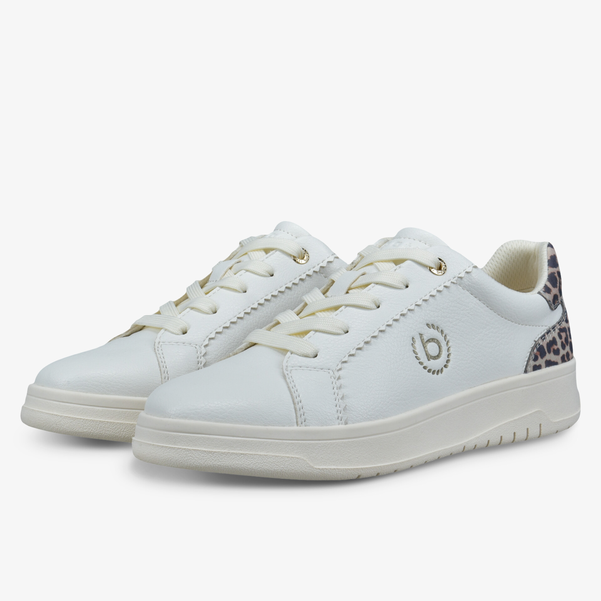 Modischer weißer Sneaker mit flexiblem Design und rutschfester Sohle.