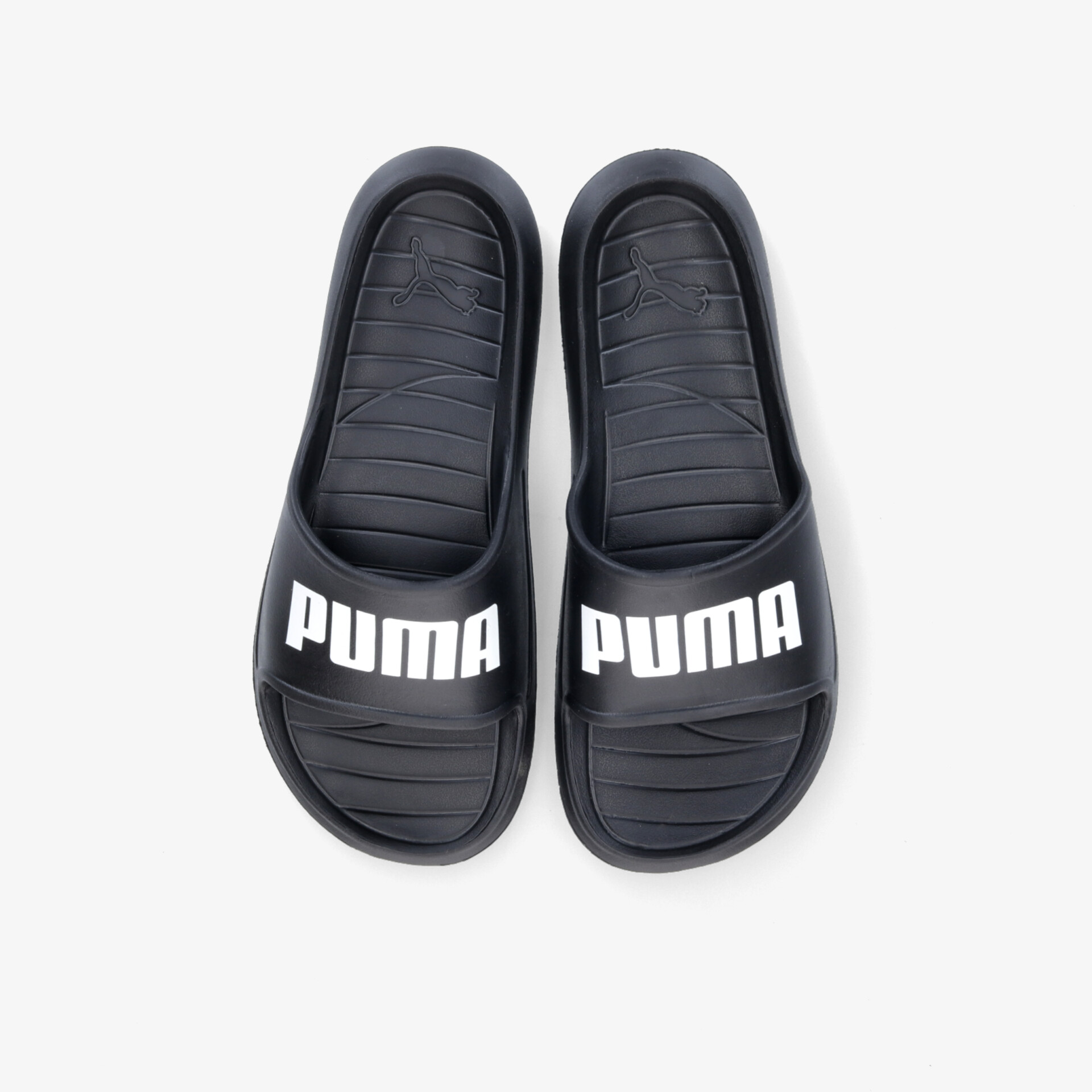 Elegante schwarze Badeschlappen mit auffälligem weißen Logo-Design, bieten Komfort und Stil für den täglichen Gebrauch.