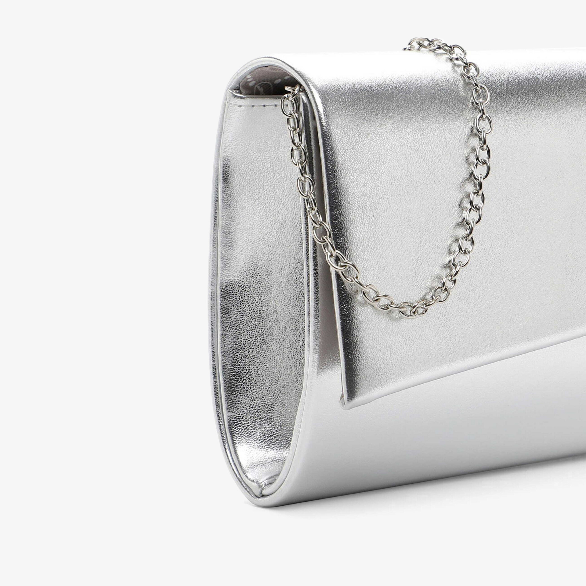 Detailansicht einer silbernen eleganten Handtasche mit metallischem Glanz und Kettengriff aus hochwertigem Material