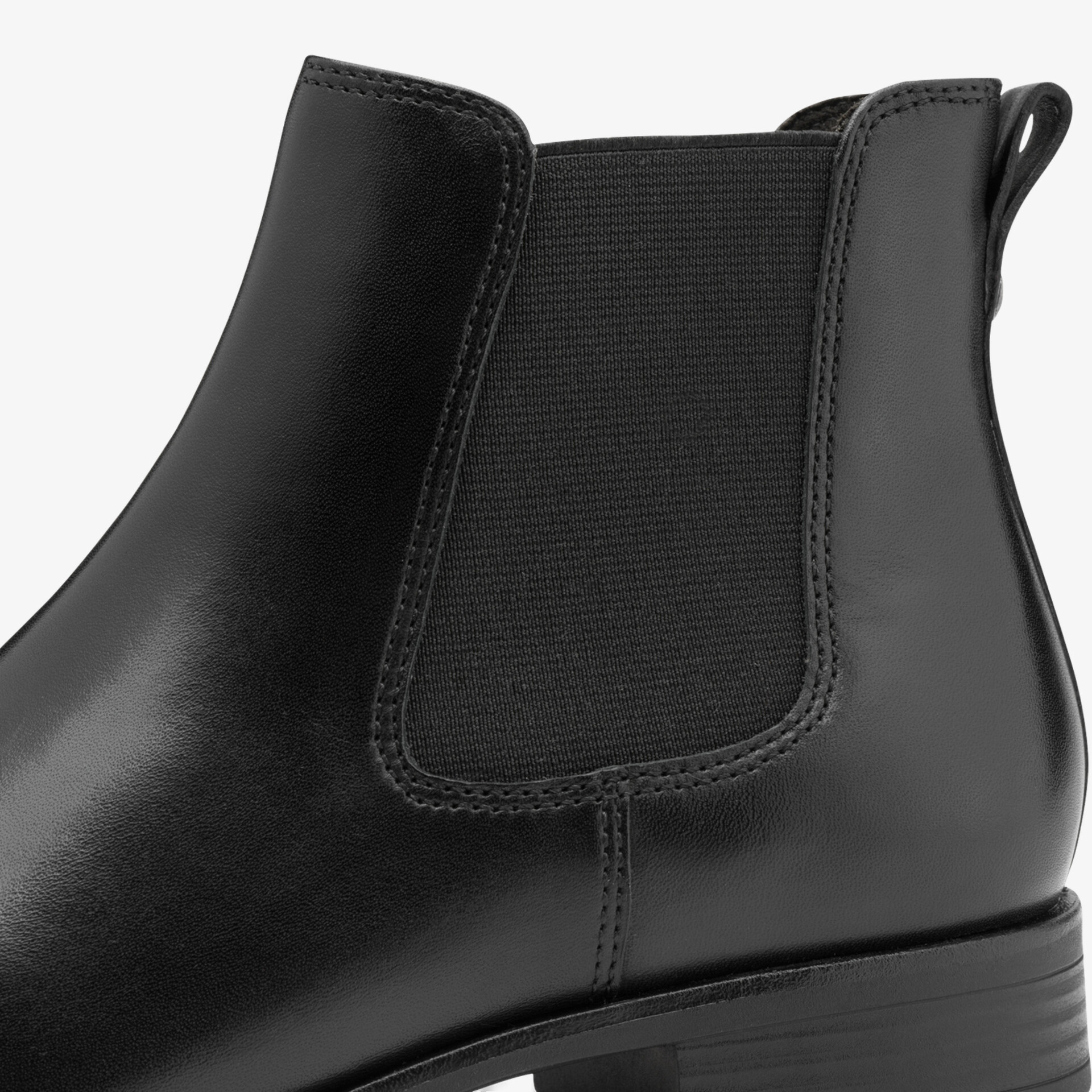 Schwarzer Chelsea-Stiefel mit glatter Lederoberfläche und elastischem Einsatz für bequemen Sitz