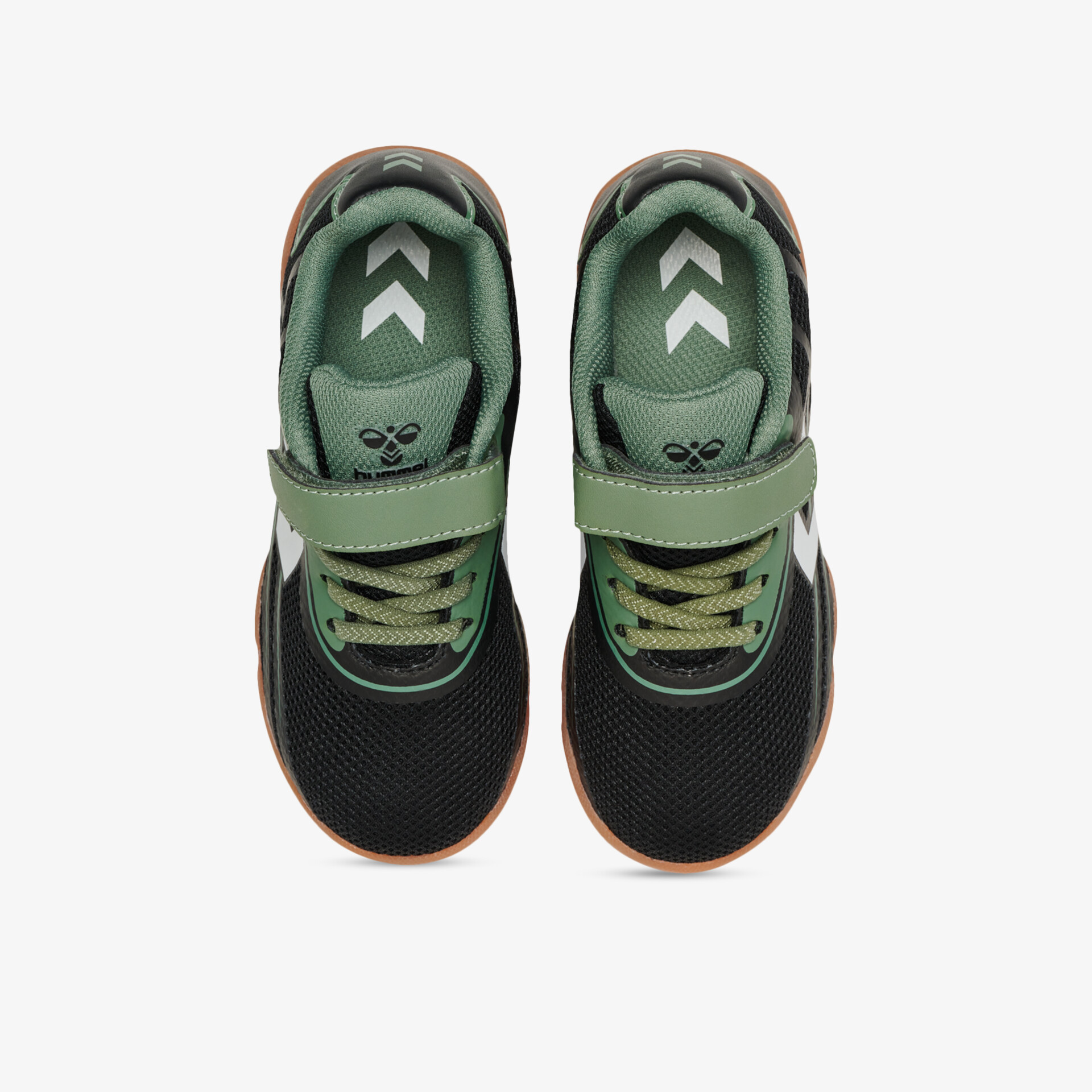 Moderne schwarze und grüne Sneaker mit Schnürung und Klettverschluss, Oberansicht.