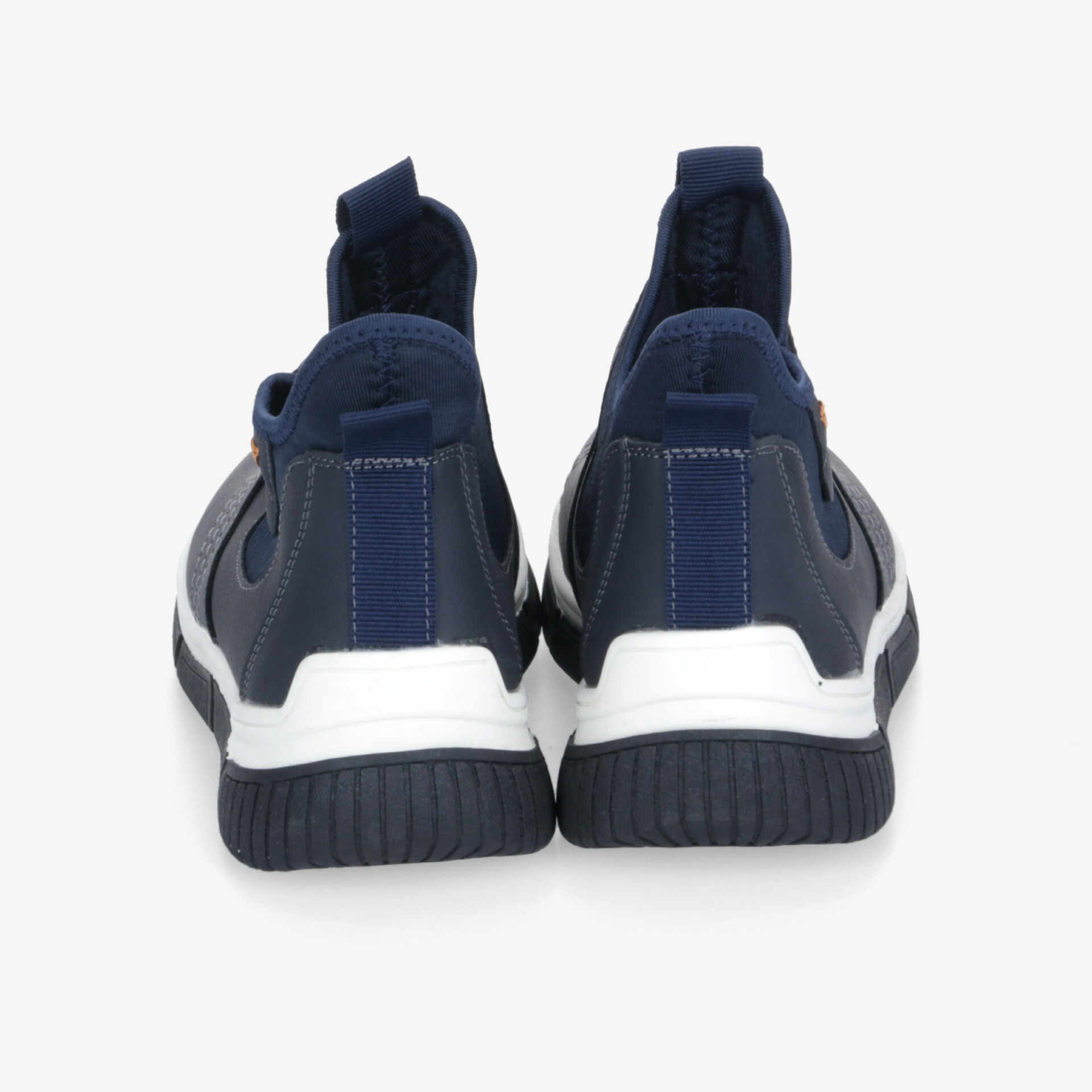 Rückansicht von sportlichen Schuhen mit robuster rutschfester Sohle und komfortablem Design