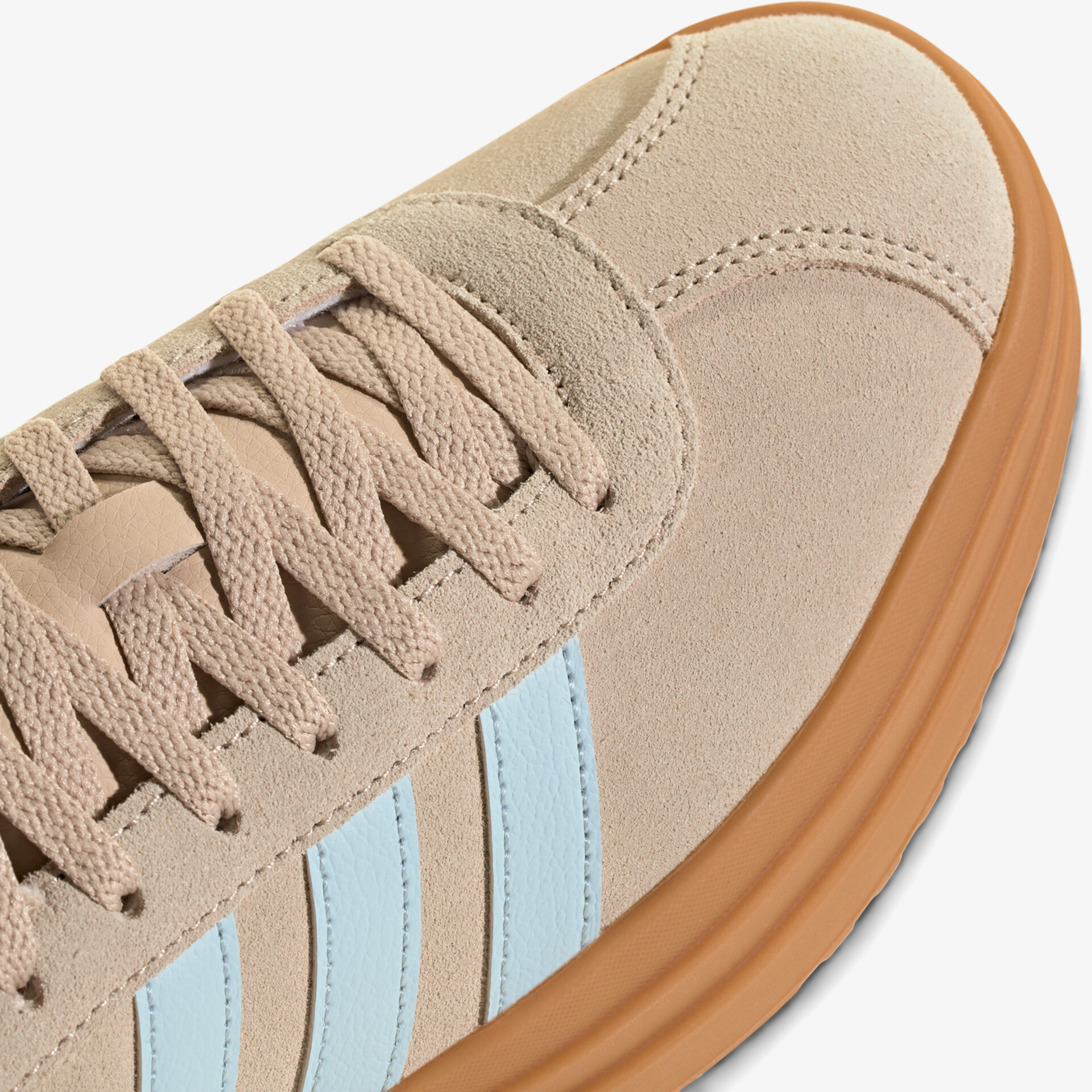 Bequemer Sneaker mit robuster Gummisohle und hochwertiger Verarbeitung in modischem Design