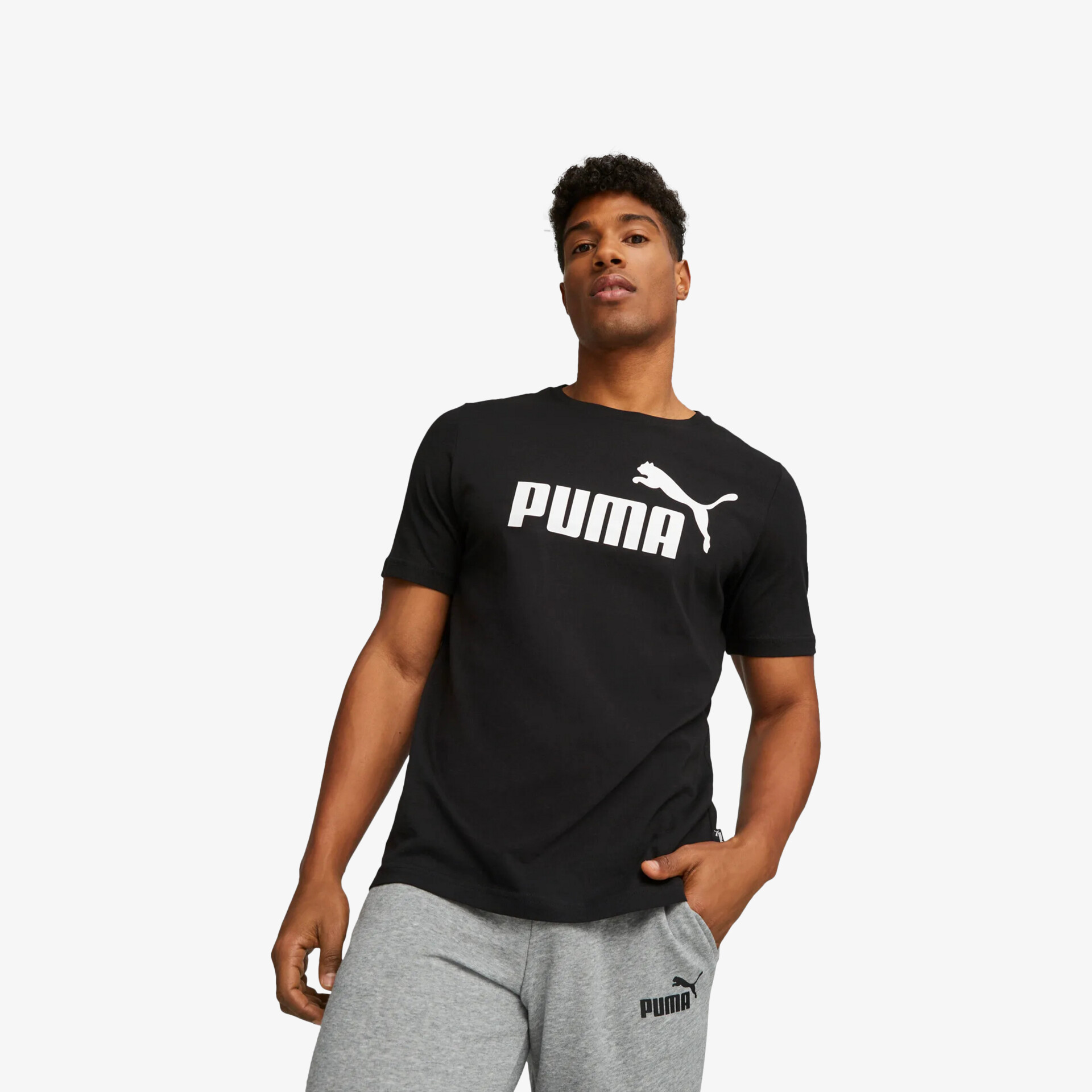 Schwarzes PUMA T-Shirt mit großem Logo, sportlich und bequem, kurzärmlig, lässiger Schnitt