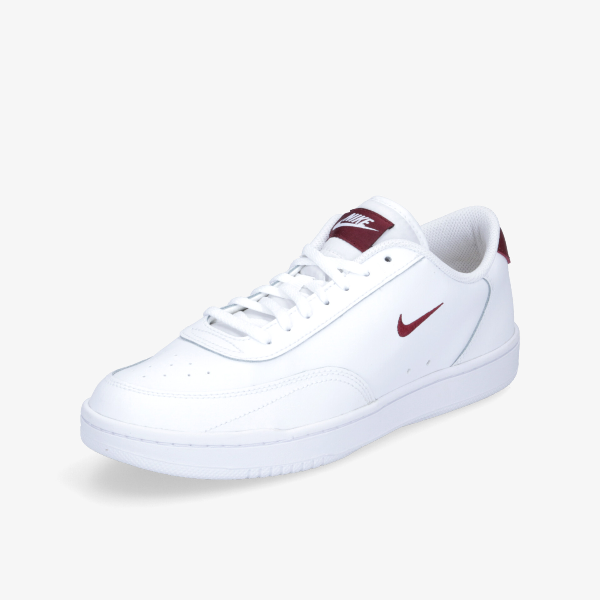 Weißer Sneaker mit rotem Logo in schräger Vorderansicht, sportlich und bequem mit rutschfester Sohle