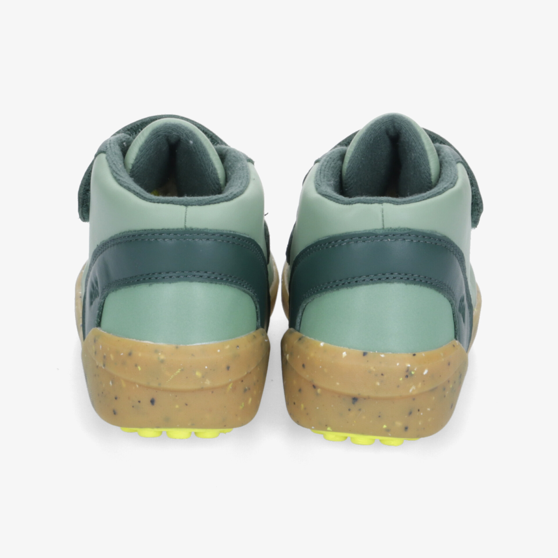 Stilvolle grüne Sneaker mit robustem Look, ideal für den täglichen Gebrauch und vielseitig kombinierbar.