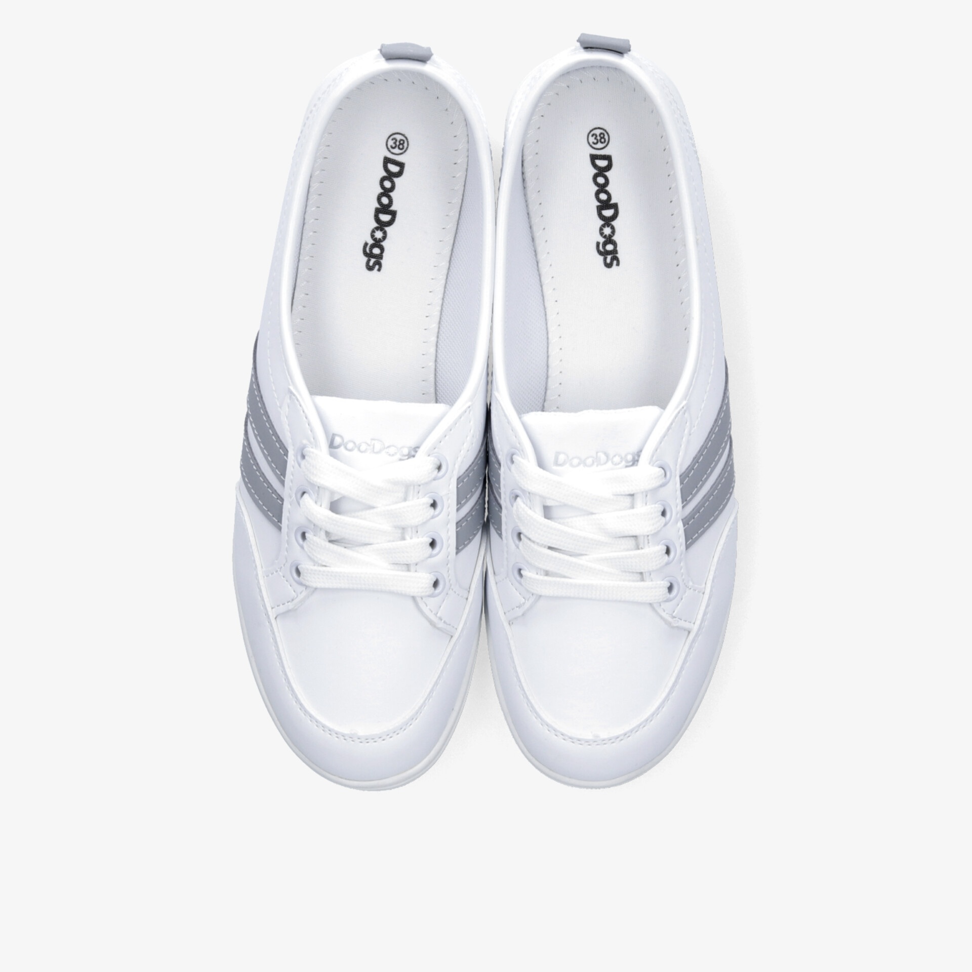 Weißes Sneaker-Paar mit Schnürverschluss aus leichter, atmungsaktiver und bequemer Materialkombination, ideal für sportliche Aktivitäten