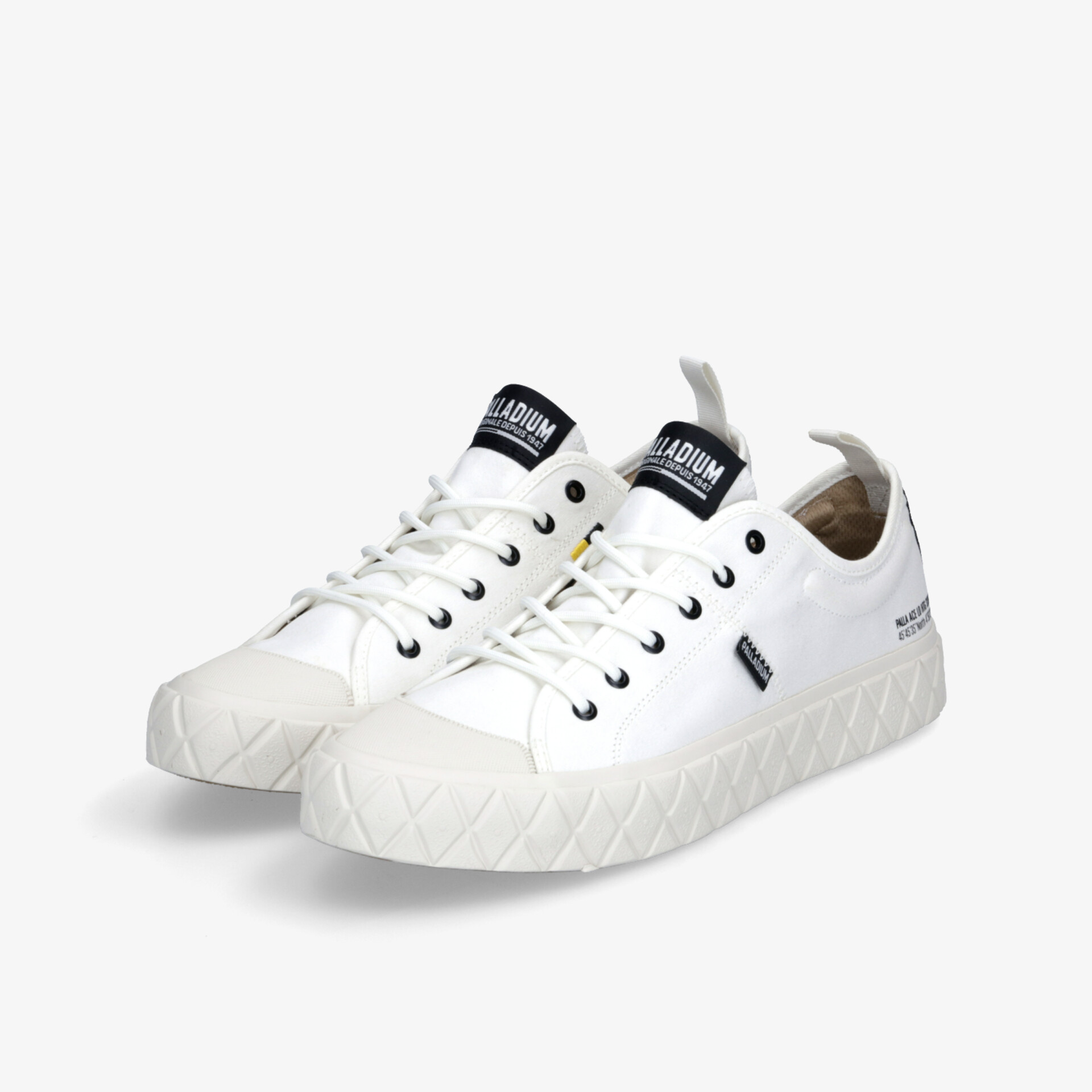 Modische weiße Sneaker mit rutschfester Sohle und komfortabler Passform für sportliche Eleganz.