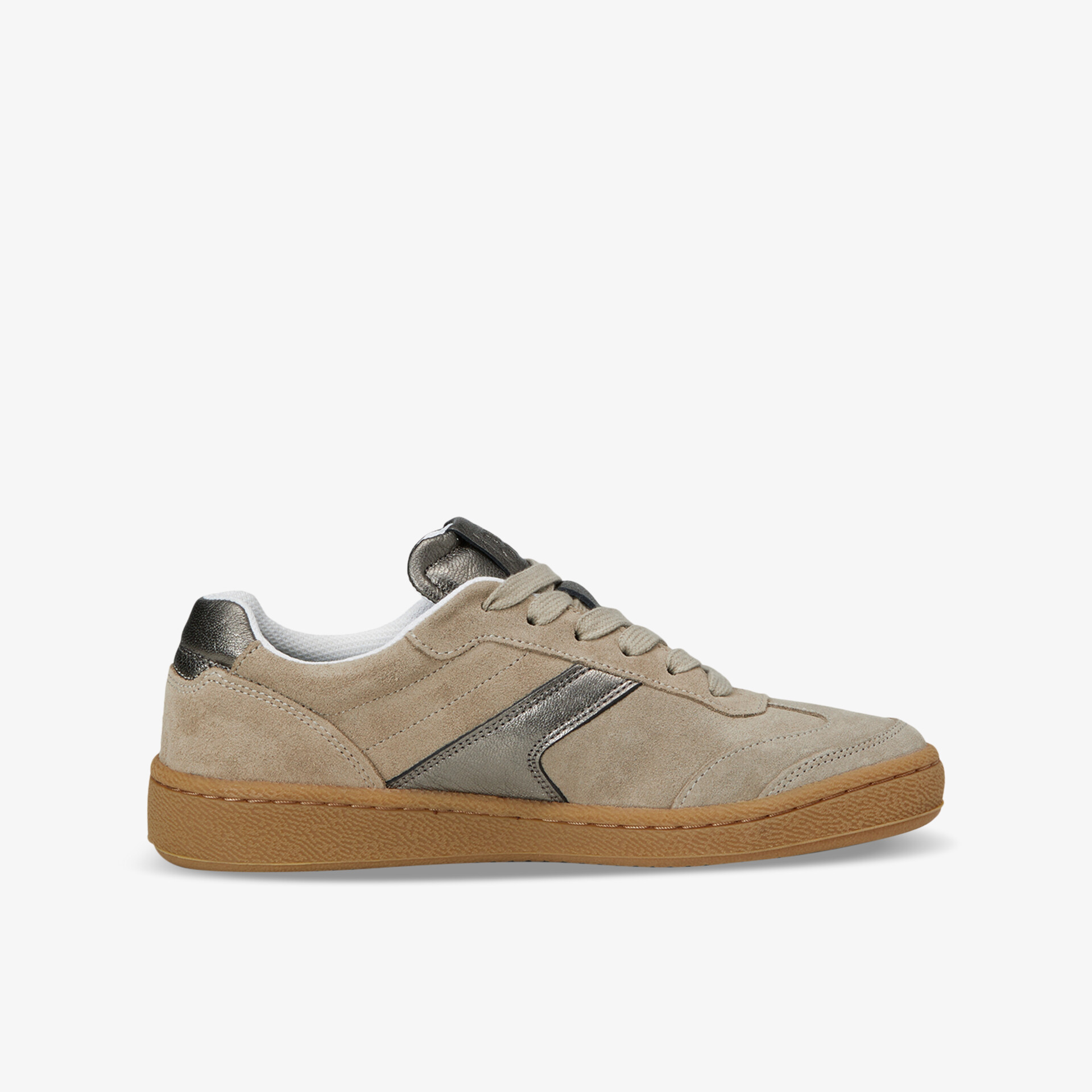 Beiger sportlicher Sneaker mit robuster Sohle und modernem Design in klarer Seitenansicht