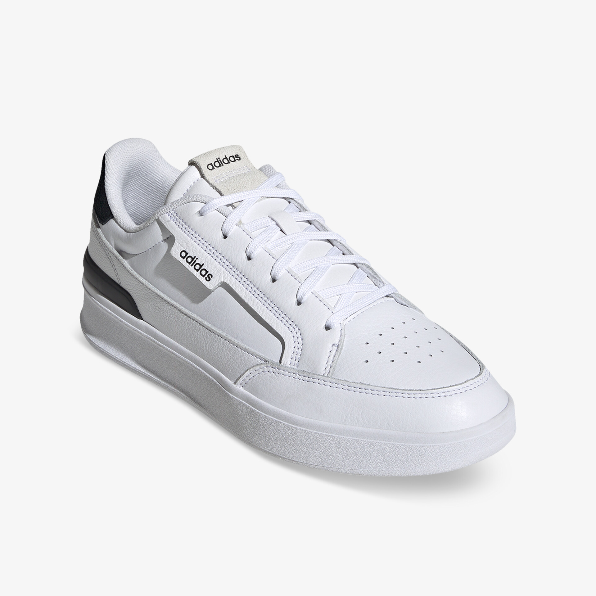 Moderner weißer Sneaker in schräger Frontansicht mit stabilem Design und gepolstertem Komfort