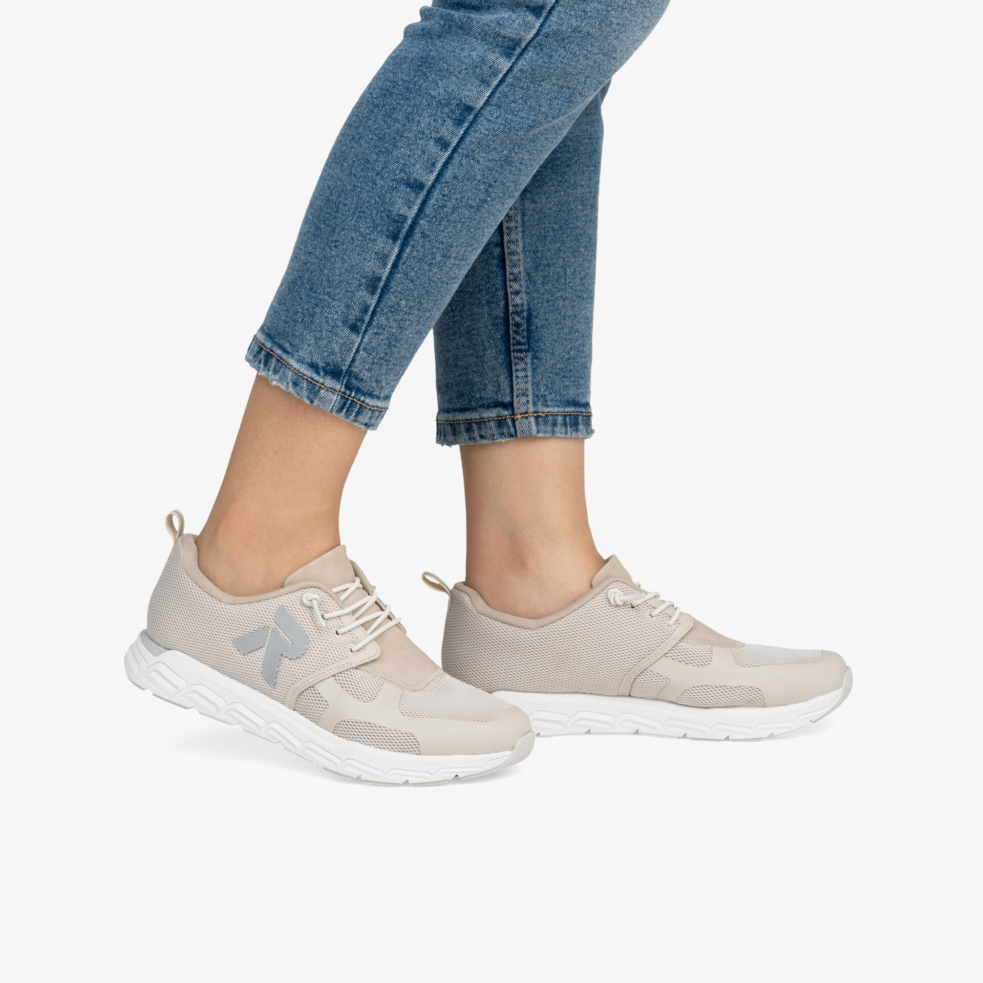 Bequeme und leichte Sneaker mit flexibler Sohle in seitlicher Ansicht am Fuß getragen