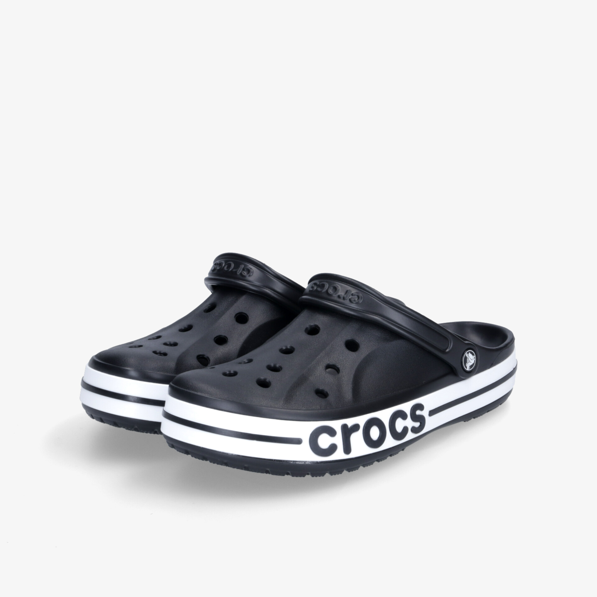 Schwarze Crocs Schuhe als Paar mit weißem Streifen, leicht und bequem für vielseitigen Tragekomfort