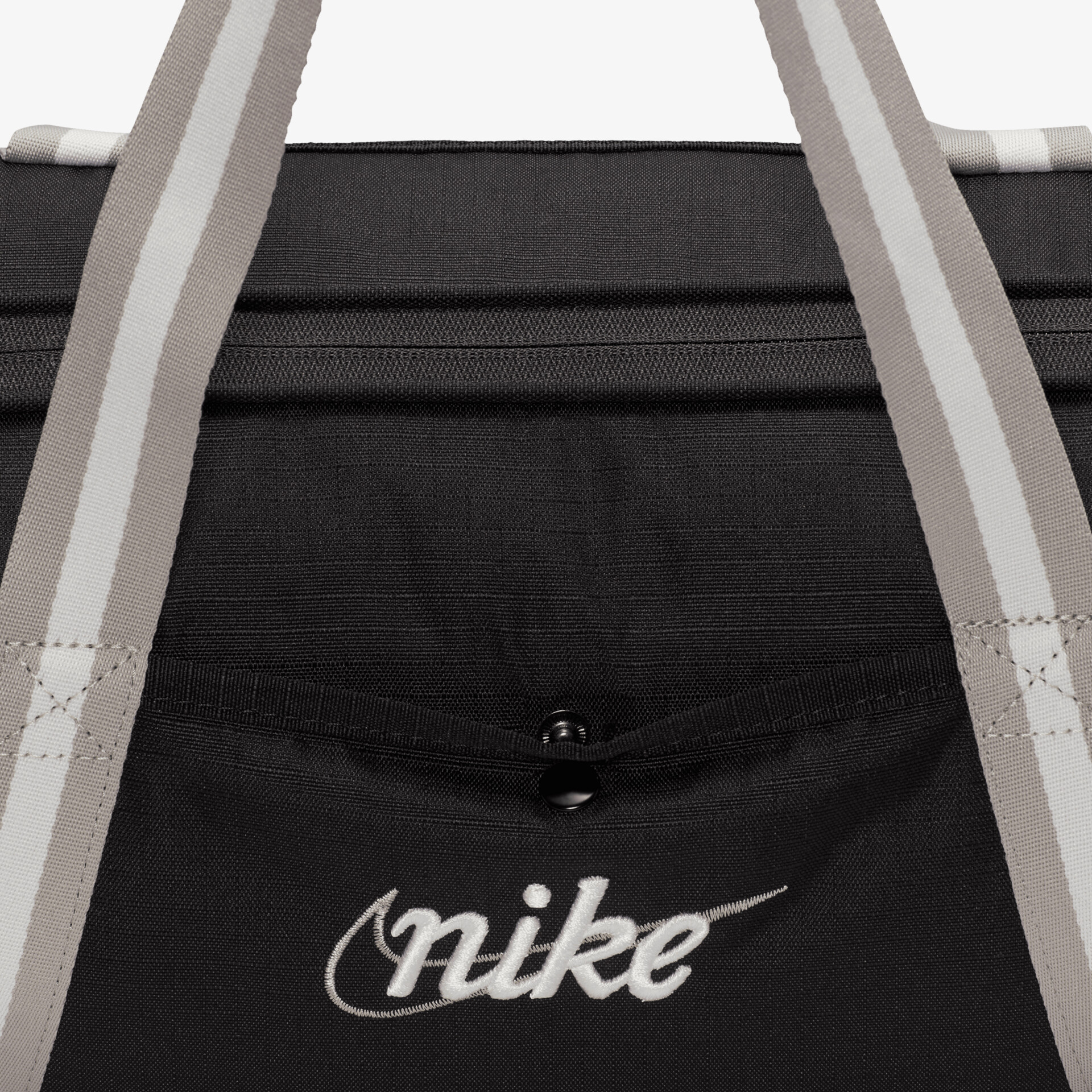 Detailansicht der Nike Sporttasche mit robustem Material, sichtbarem Reißverschluss und stabilen Trageschlaufen