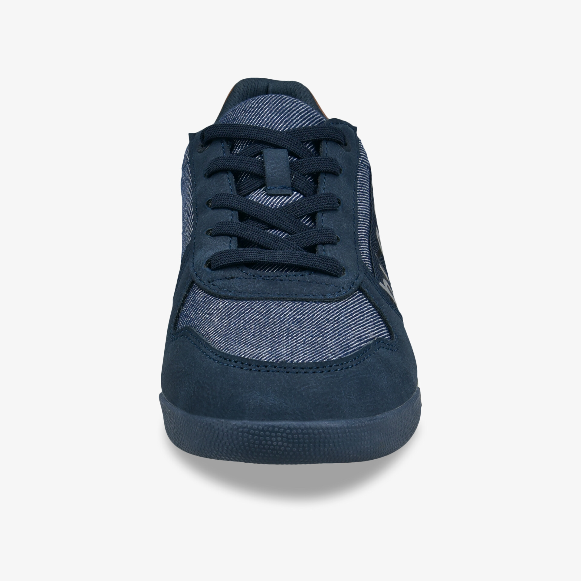 Moderner schwarzer Sneaker mit atmungsaktivem Material und komfortabler Polsterung in klarer Frontansicht