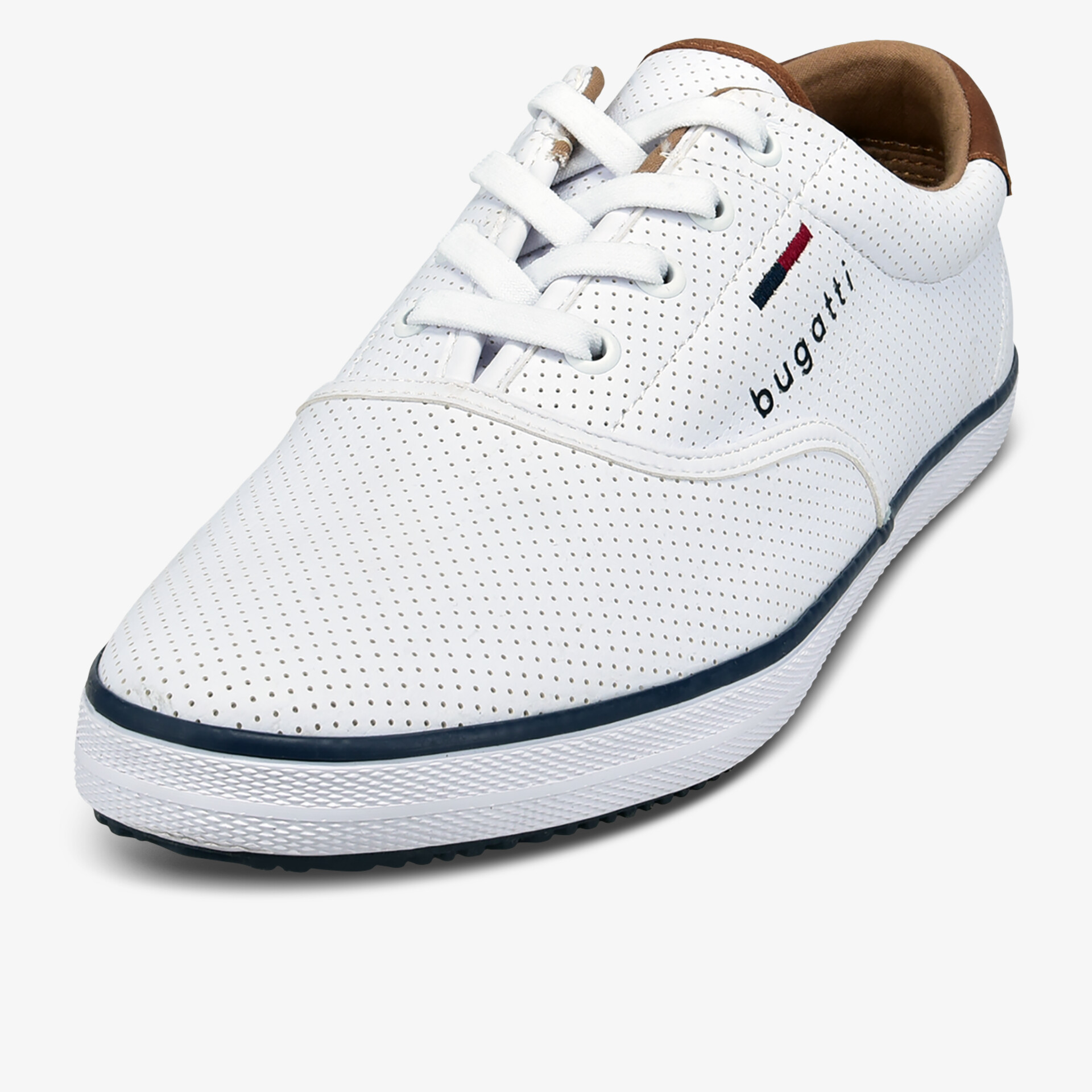 Stylischer, weißer Sneaker mit perforiertem Design und elegantem Logo