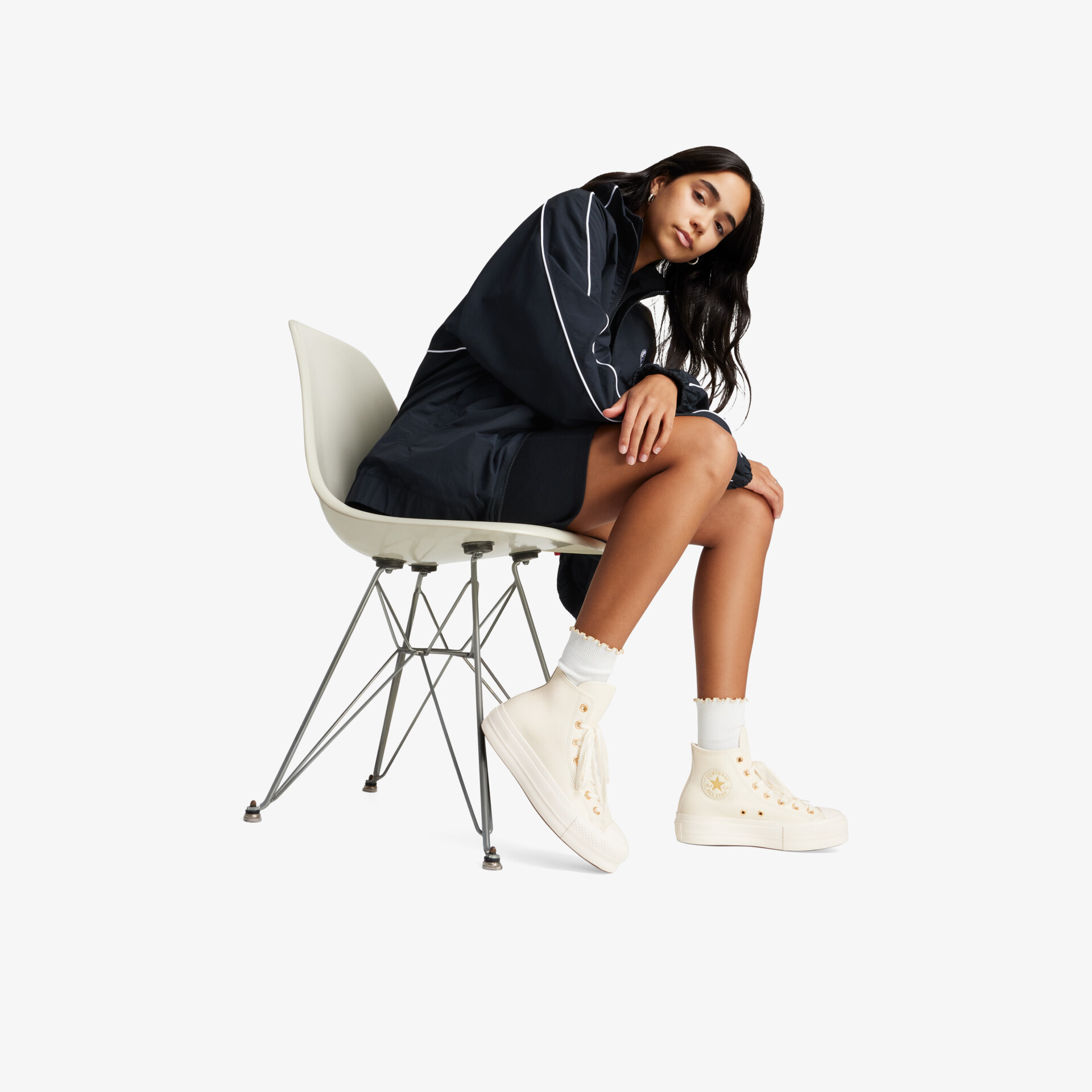 Moderne weiße Sneaker mit hohem Tragekomfort und sportlichem Design, getragen auf einem Stuhl sitzend